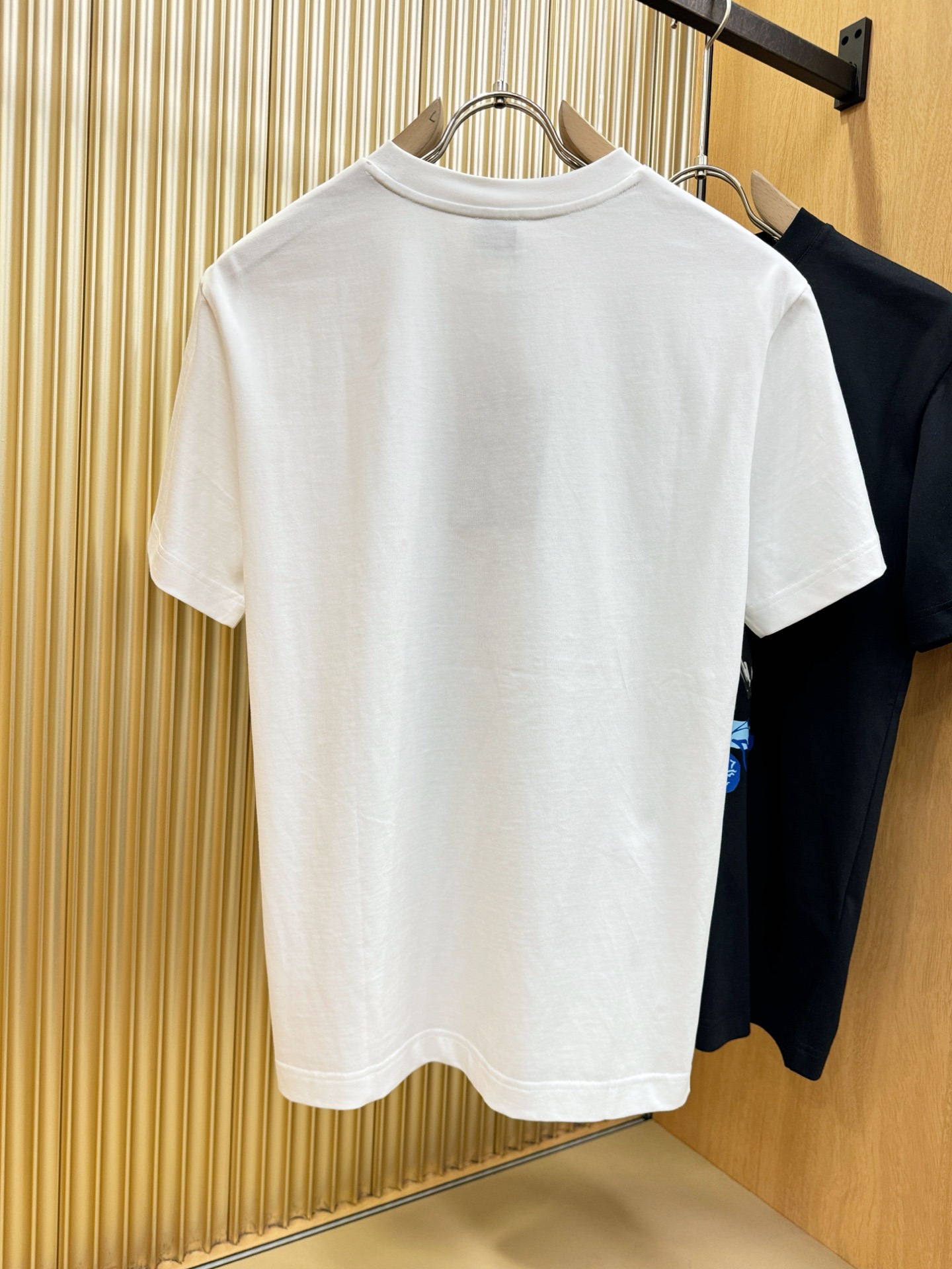 BURBERRY巴宝莉 顶级品质 2026新品短袖！原版定制面料，手感柔软。顶级进口私货，时尚设计潮流短