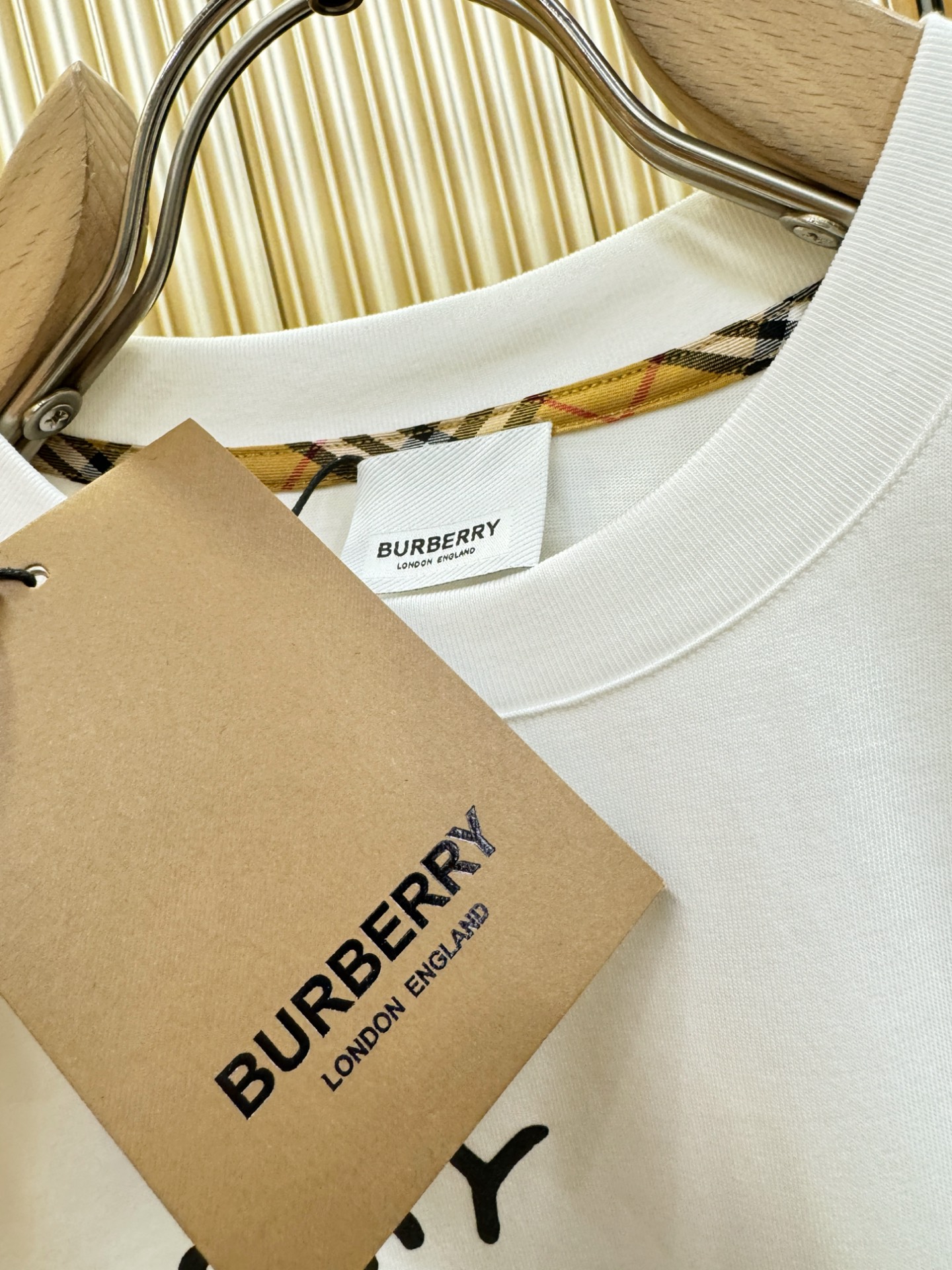 BURBERRY巴宝莉 顶级品质 2026新品短袖！原版定制面料，手感柔软。顶级进口私货，时尚设计潮流短