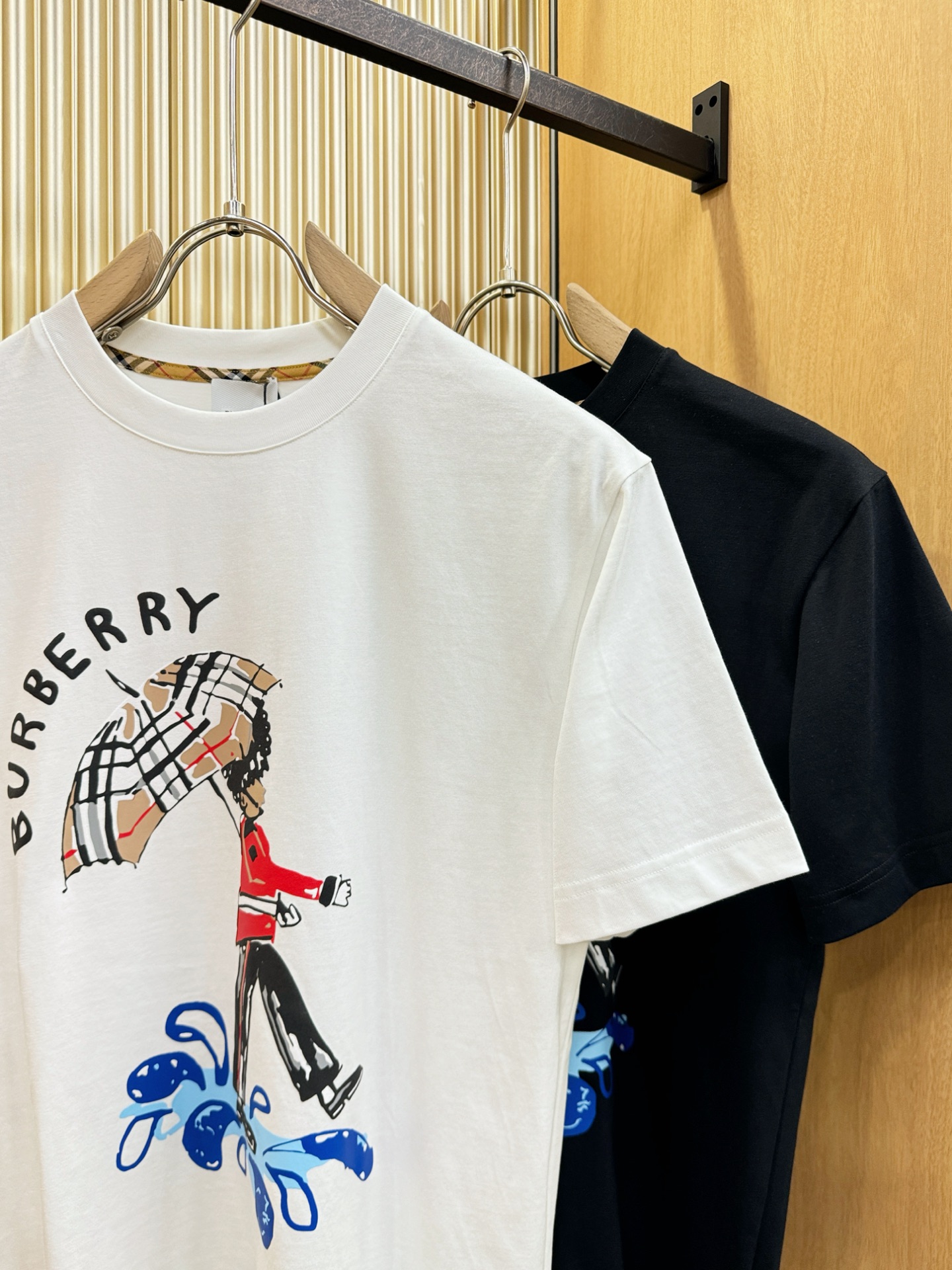 BURBERRY巴宝莉 顶级品质 2026新品短袖！原版定制面料，手感柔软。顶级进口私货，时尚设计潮流短