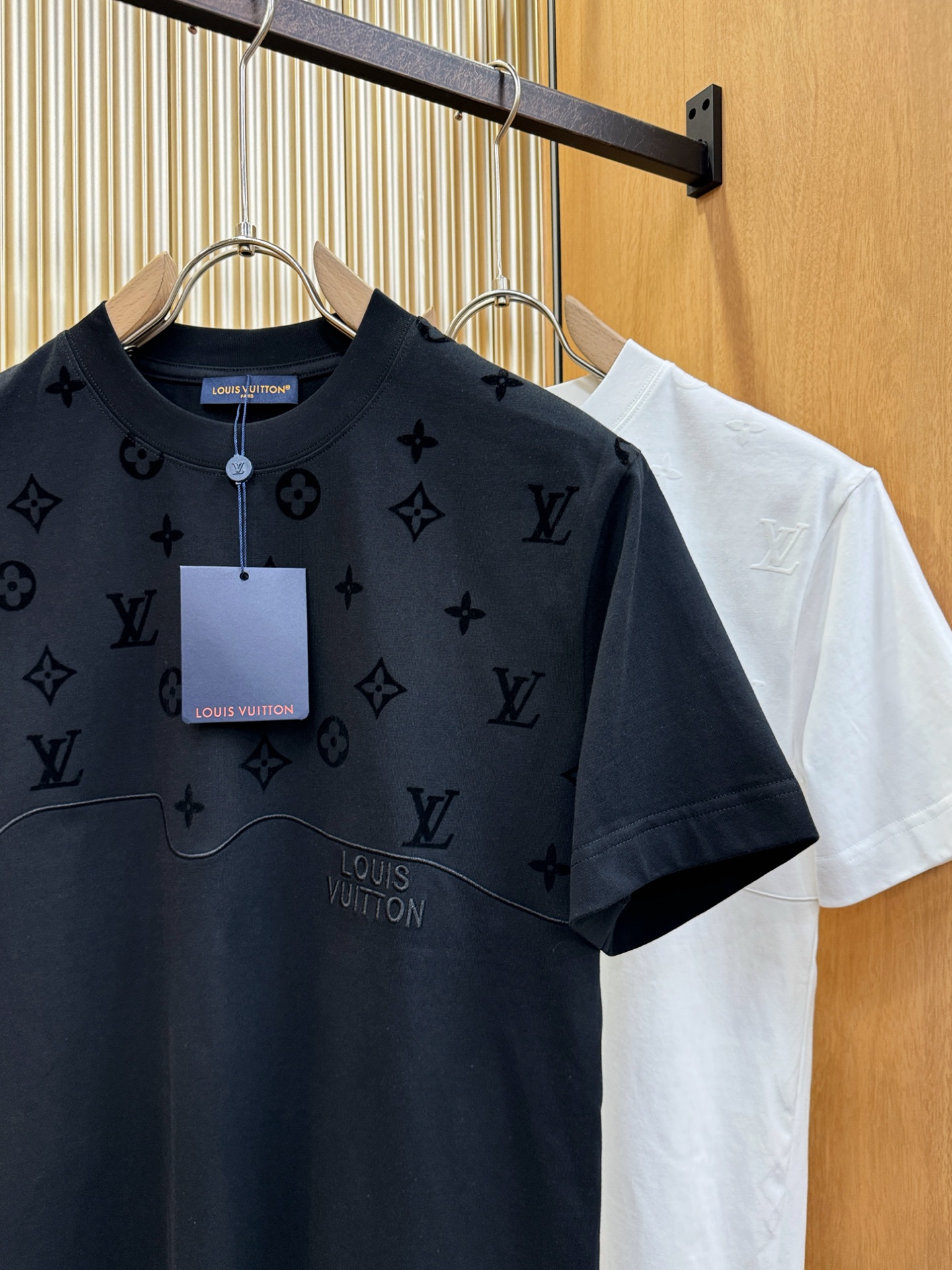 LV路易威登 顶级品质 2026新品短袖！原版定制面料，手感柔软。顶级进口私货，时尚设计潮流短袖，不失奢