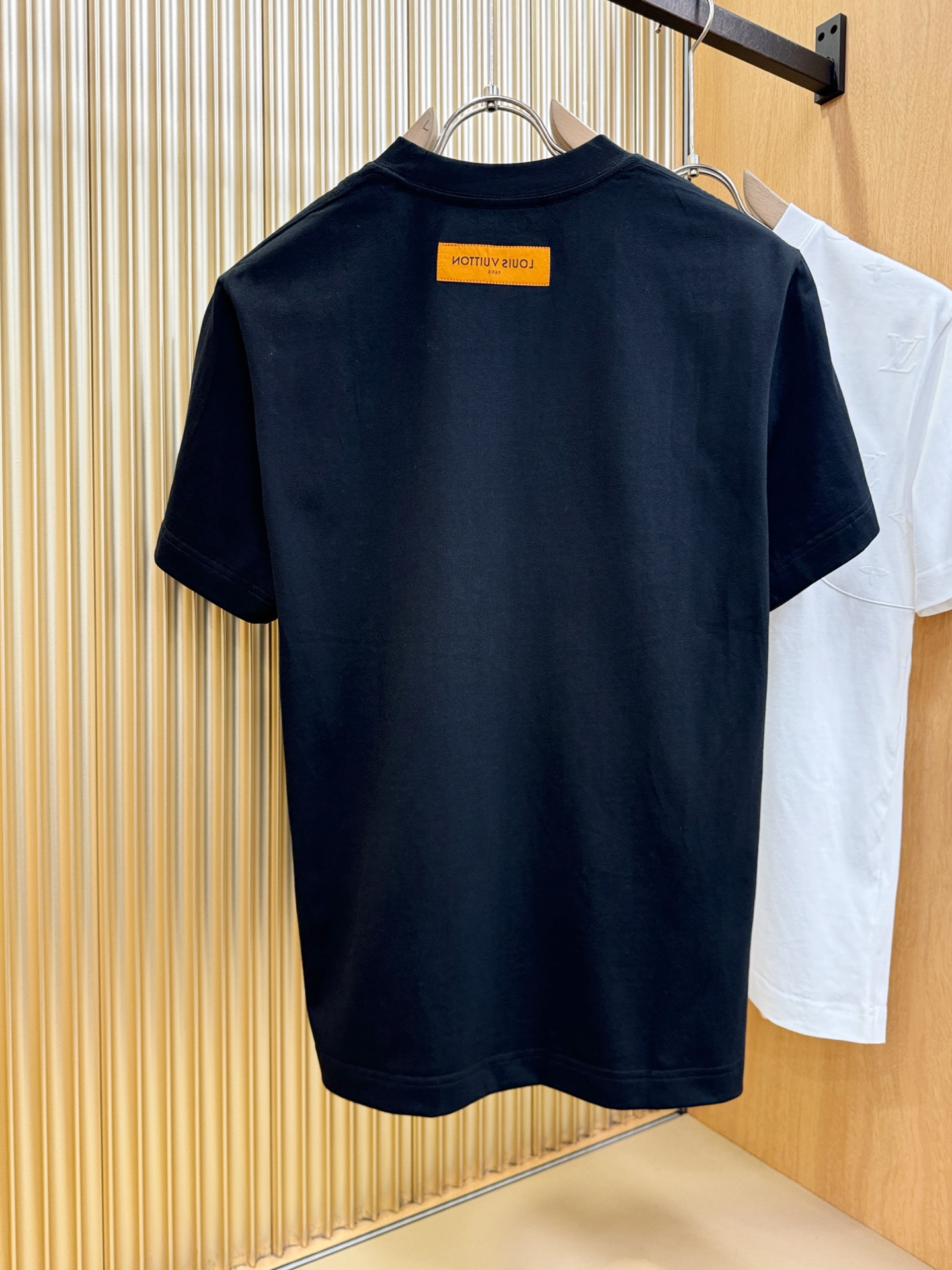 LV路易威登 顶级品质 2026新品短袖！原版定制面料，手感柔软。顶级进口私货，时尚设计潮流短袖，不失奢