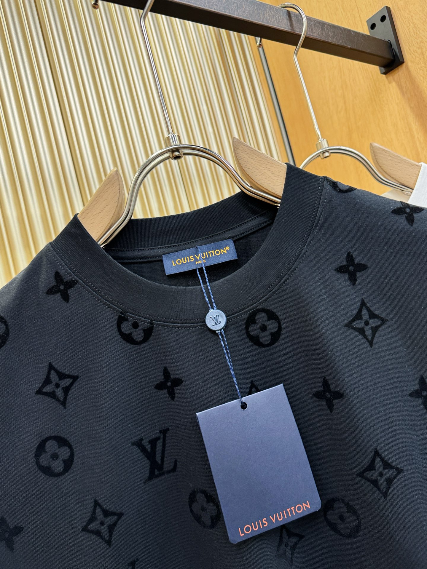 LV路易威登 顶级品质 2026新品短袖！原版定制面料，手感柔软。顶级进口私货，时尚设计潮流短袖，不失奢