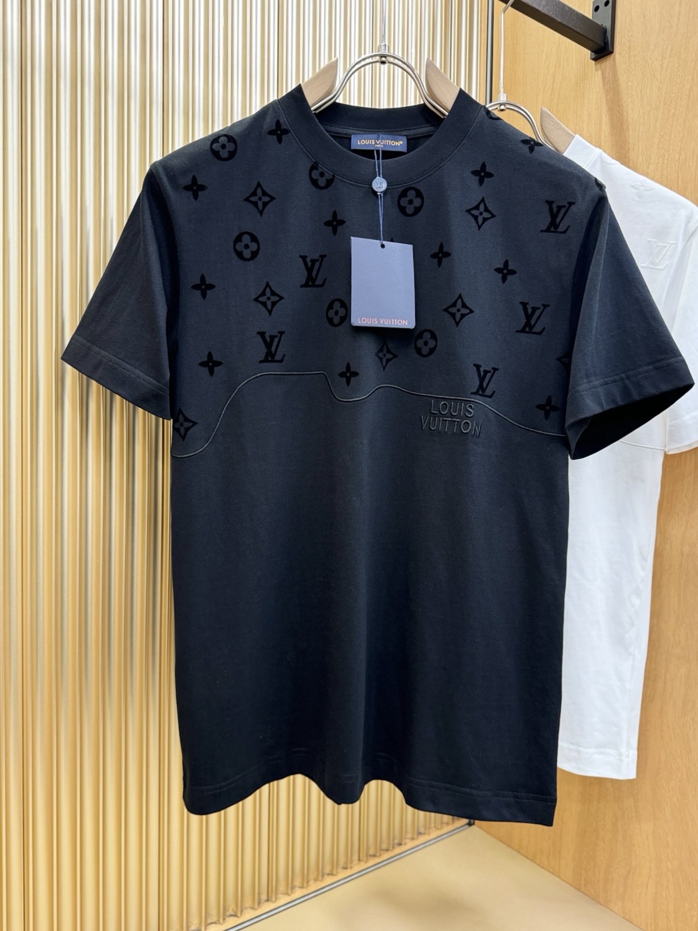 LV路易威登 顶级品质 2026新品短袖！原版定制面料，手感柔软。顶级进口私货，时尚设计潮流短袖，不失奢
