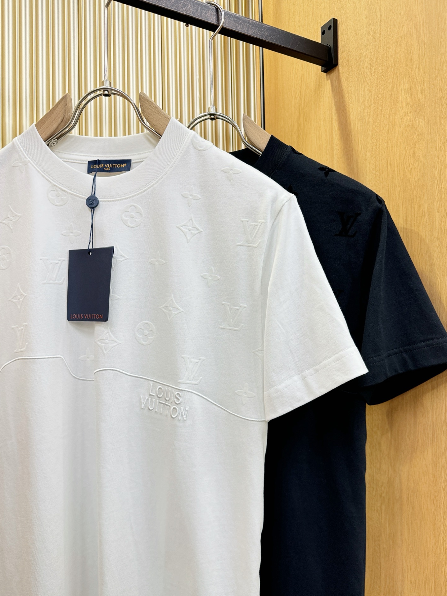 LV路易威登 顶级品质 2026新品短袖！原版定制面料，手感柔软。顶级进口私货，时尚设计潮流短袖，不失奢