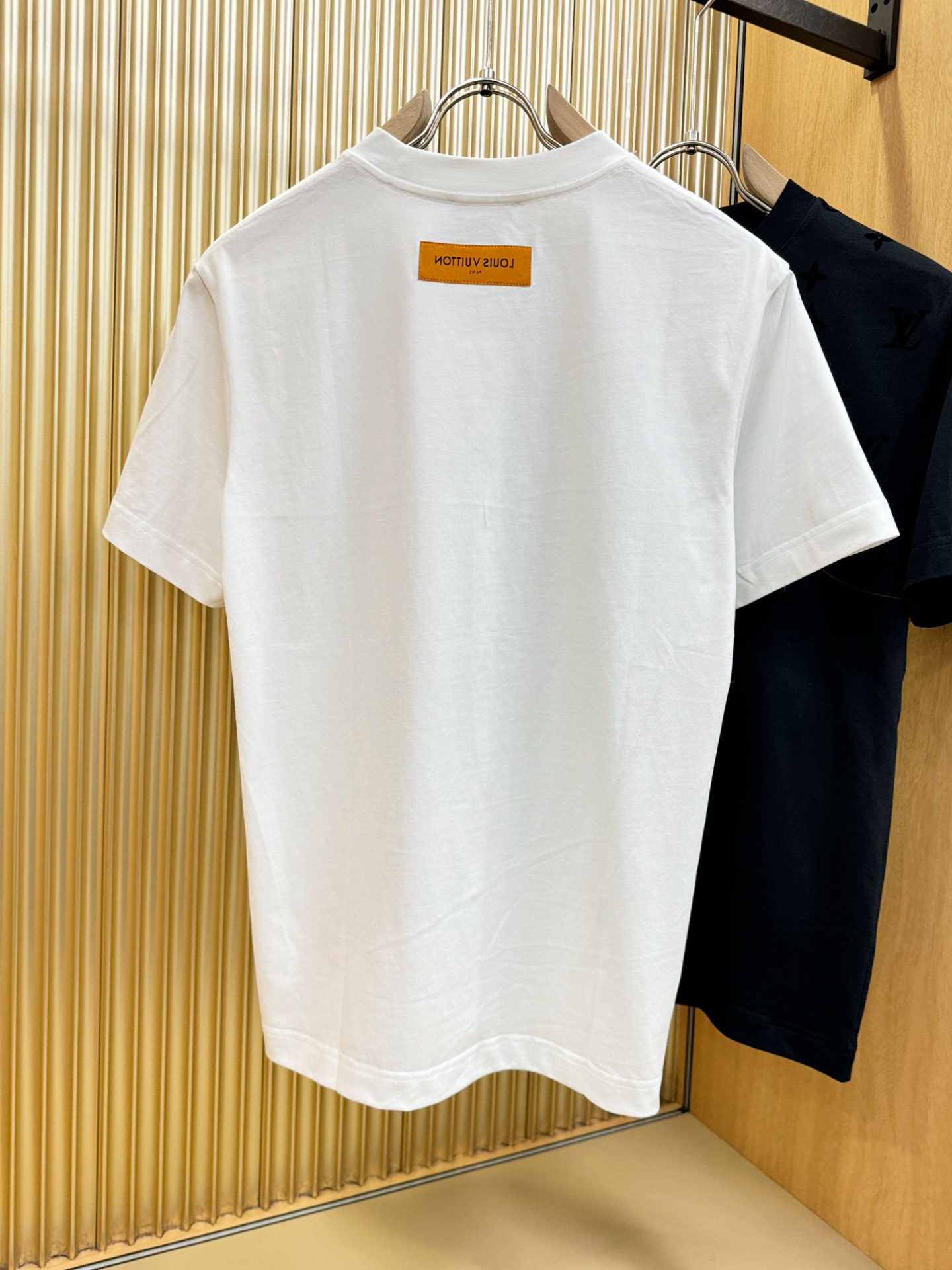 LV路易威登 顶级品质 2026新品短袖！原版定制面料，手感柔软。顶级进口私货，时尚设计潮流短袖，不失奢