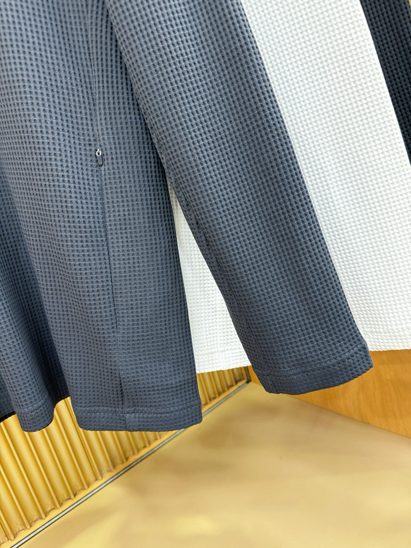 Loro Piana诺悠翩雅 秋冬新品 长袖上衣，经典Logo设计，百搭款 官网同步发售 定制面料，柔软