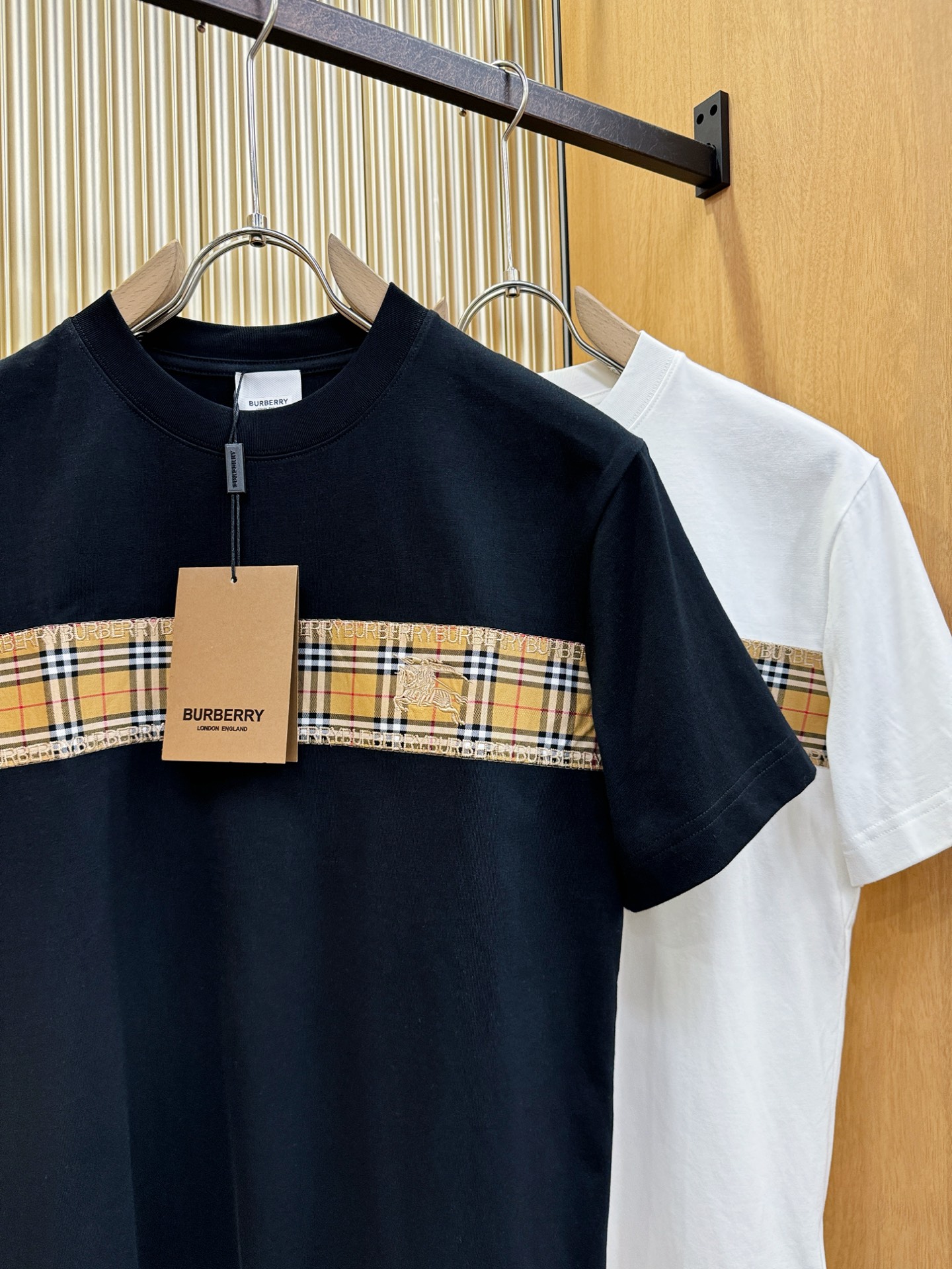 BURBERRY巴宝莉 顶级品质 2026新品短袖！原版定制面料，手感柔软。顶级进口私货，时尚设计潮流短