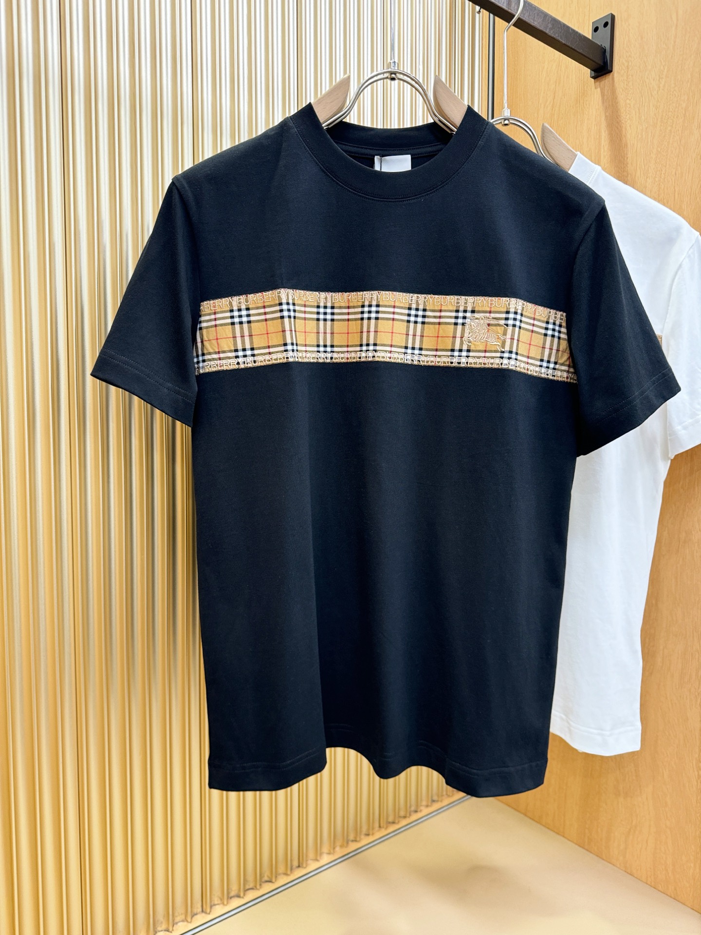 BURBERRY巴宝莉 顶级品质 2026新品短袖！原版定制面料，手感柔软。顶级进口私货，时尚设计潮流短