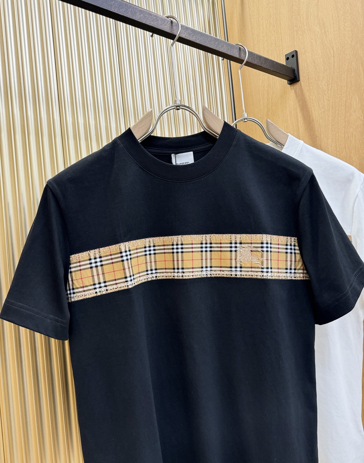 BURBERRY巴宝莉 顶级品质 2026新品短袖！原版定制面料，手感柔软。顶级进口私货，时尚设计潮流短