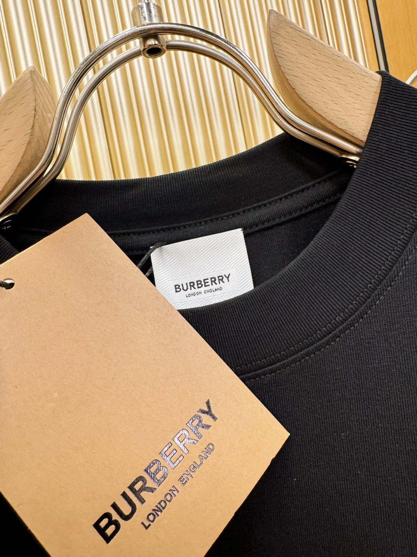 BURBERRY巴宝莉 顶级品质 2026新品短袖！原版定制面料，手感柔软。顶级进口私货，时尚设计潮流短