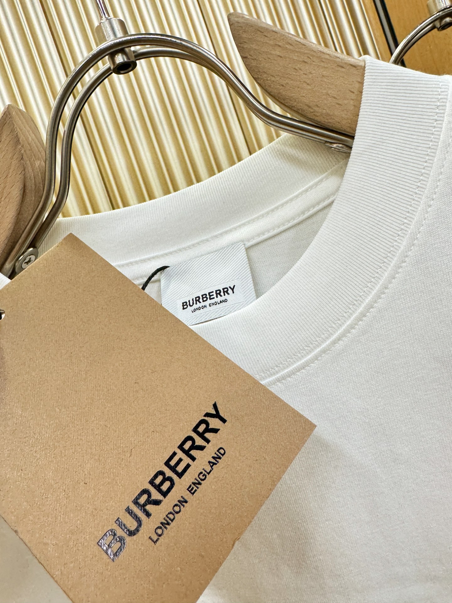 BURBERRY巴宝莉 顶级品质 2026新品短袖！原版定制面料，手感柔软。顶级进口私货，时尚设计潮流短