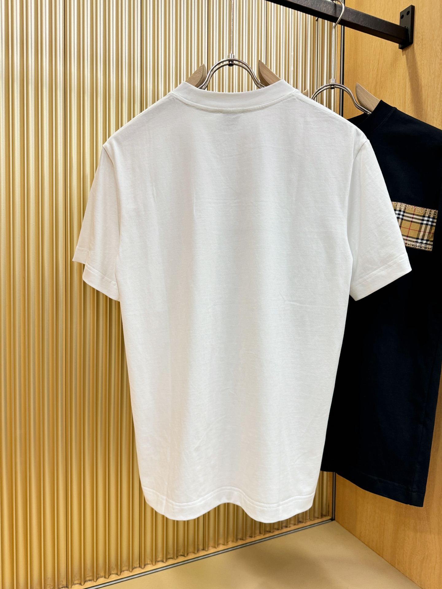 BURBERRY巴宝莉 顶级品质 2026新品短袖！原版定制面料，手感柔软。顶级进口私货，时尚设计潮流短