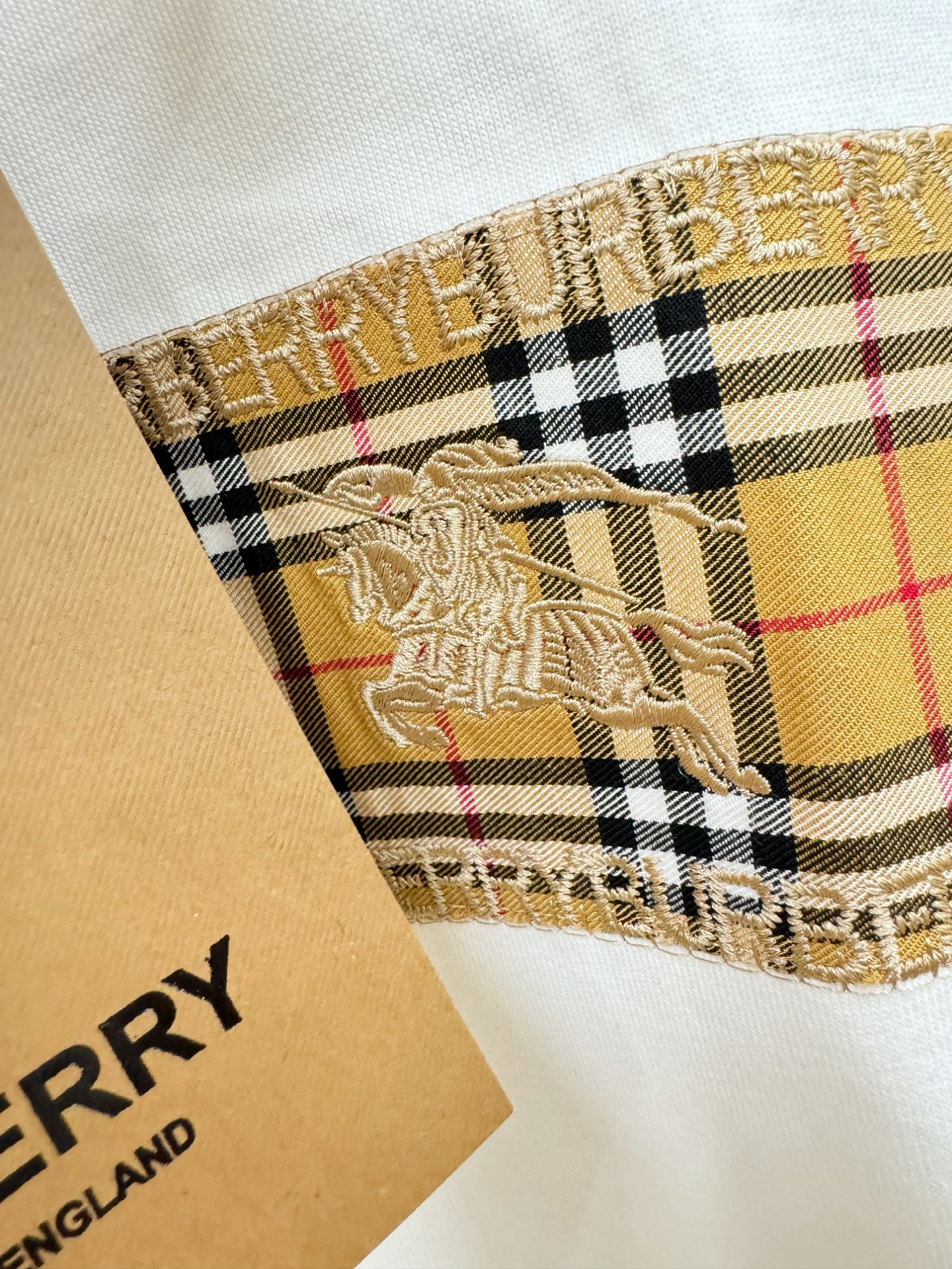 BURBERRY巴宝莉 顶级品质 2026新品短袖！原版定制面料，手感柔软。顶级进口私货，时尚设计潮流短