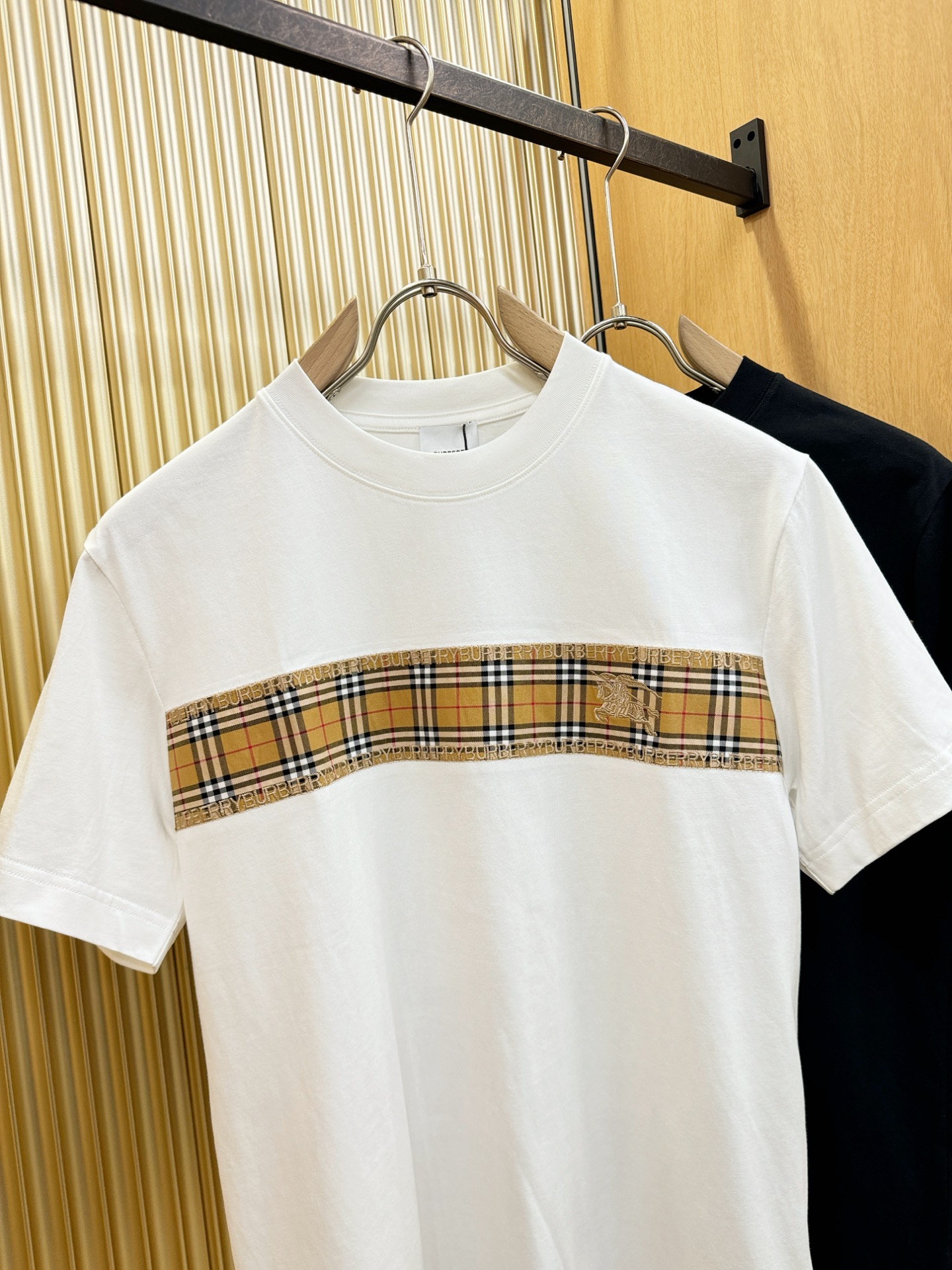 BURBERRY巴宝莉 顶级品质 2026新品短袖！原版定制面料，手感柔软。顶级进口私货，时尚设计潮流短