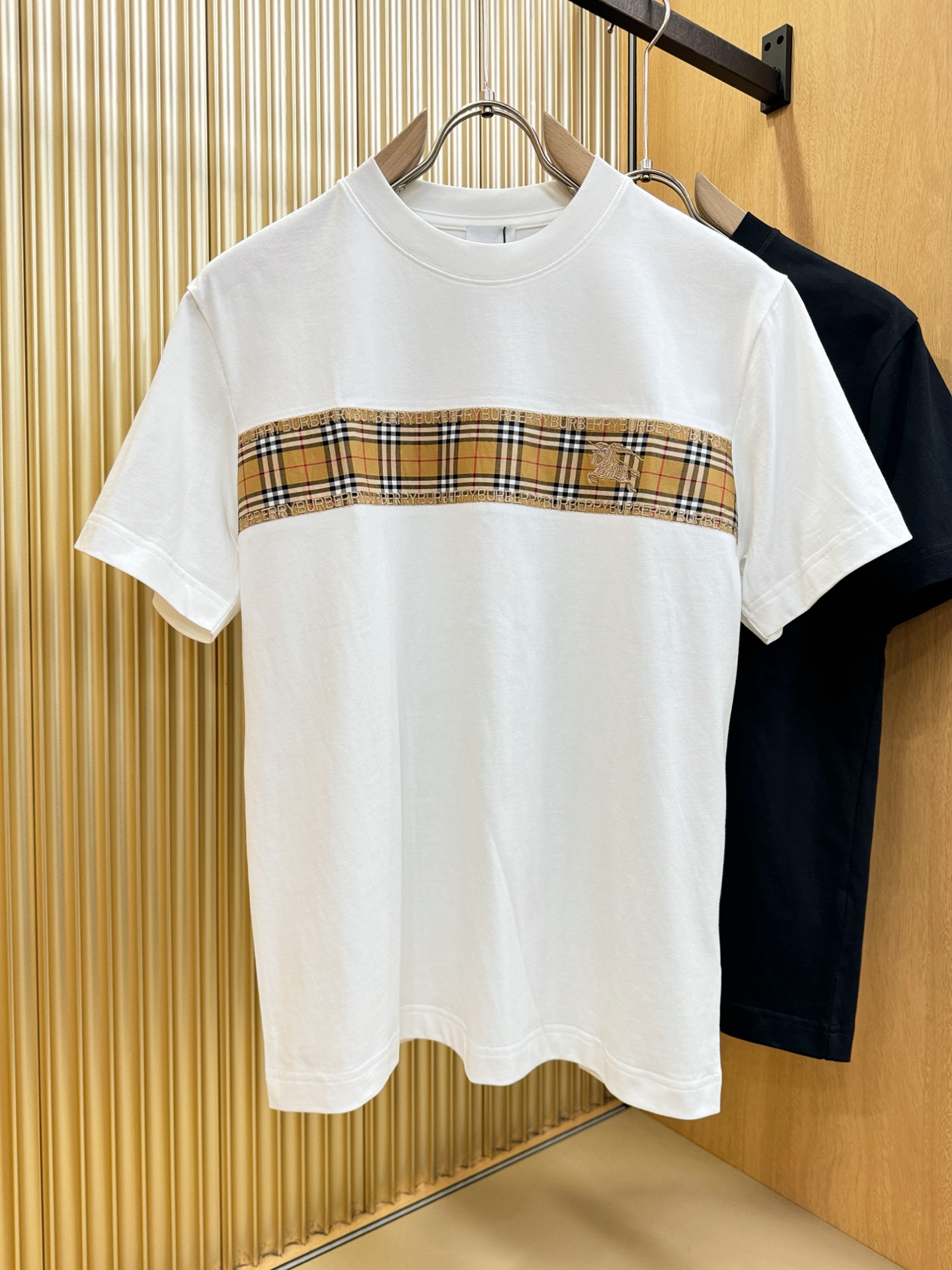 BURBERRY巴宝莉 顶级品质 2026新品短袖！原版定制面料，手感柔软。顶级进口私货，时尚设计潮流短