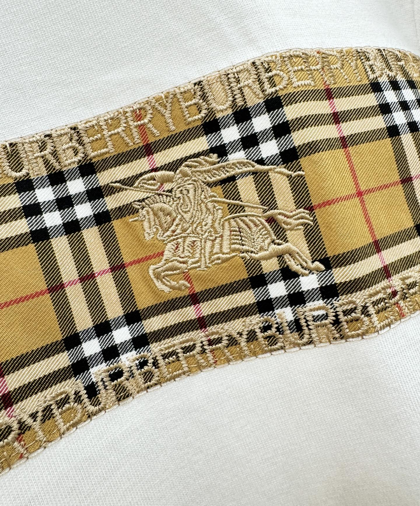 BURBERRY巴宝莉 顶级品质 2026新品短袖！原版定制面料，手感柔软。顶级进口私货，时尚设计潮流短