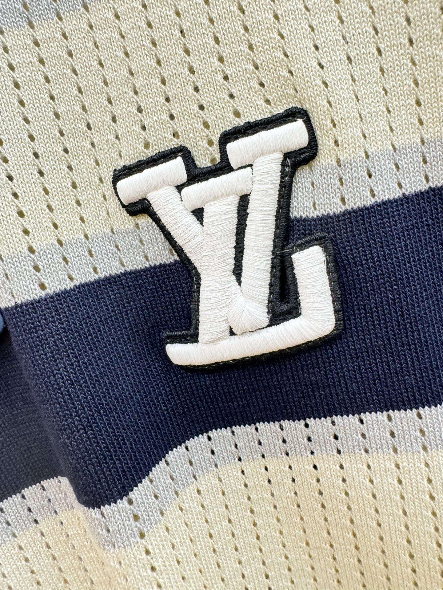 LV路易威登2026春夏新品针织短袖，进口针织面料，手感柔软。顶级进口私货，时尚设计潮流短袖针织衫，不失