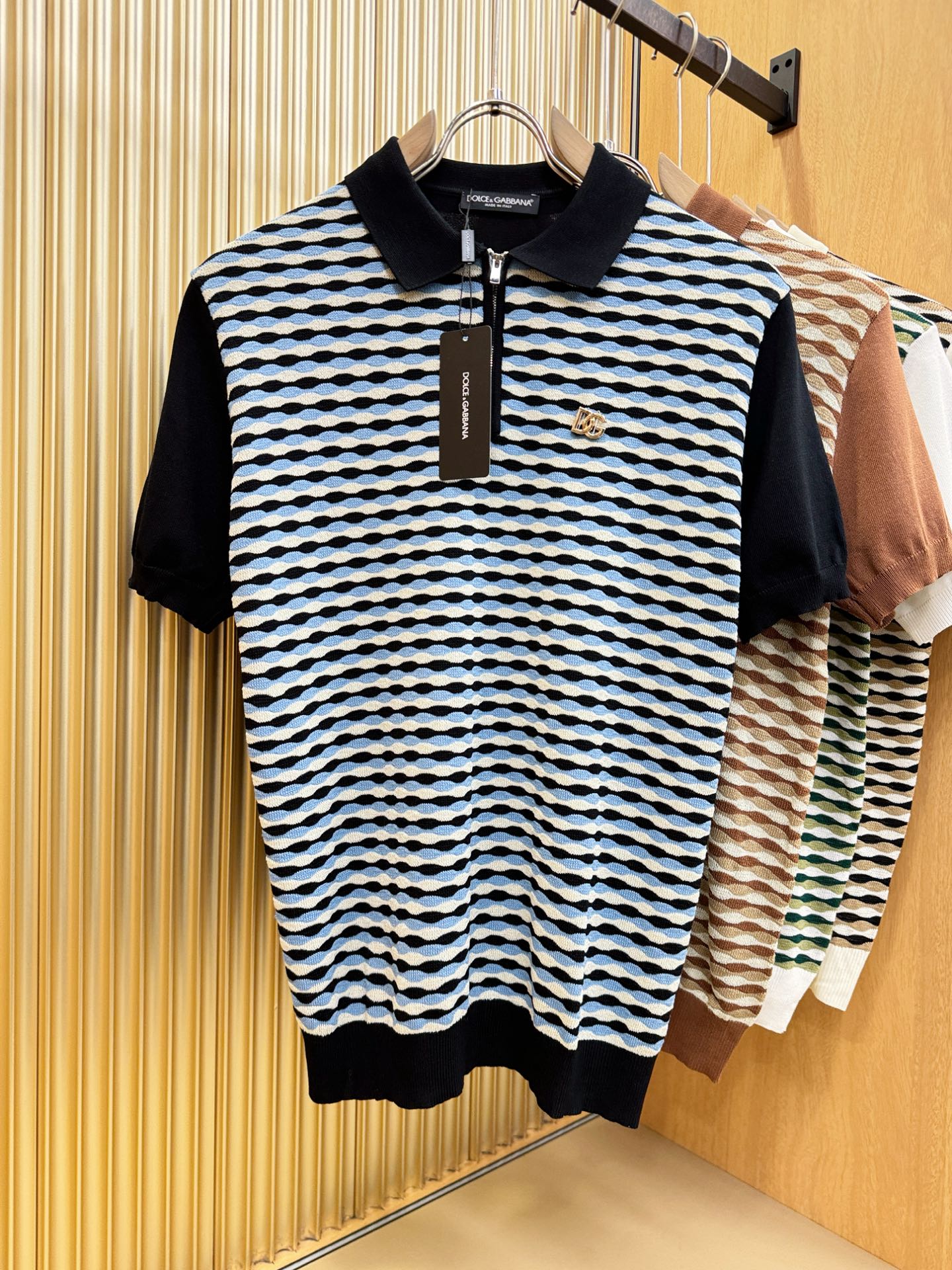 DG杜嘉班纳2026春夏新品针织短袖，进口针织面料，手感柔软。顶级进口私货，时尚设计潮流短袖针织衫，不失