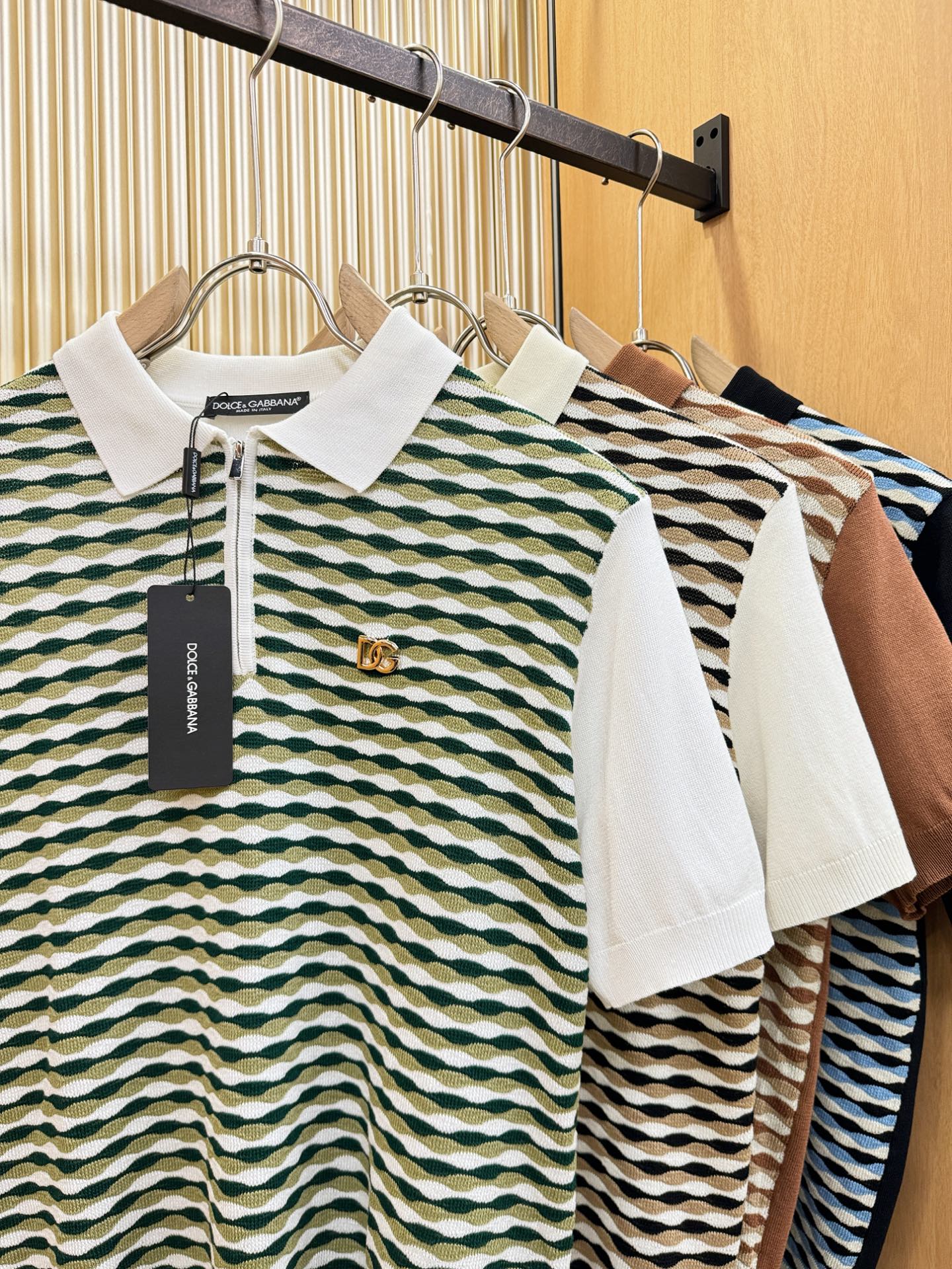 DG杜嘉班纳2026春夏新品针织短袖，进口针织面料，手感柔软。顶级进口私货，时尚设计潮流短袖针织衫，不失