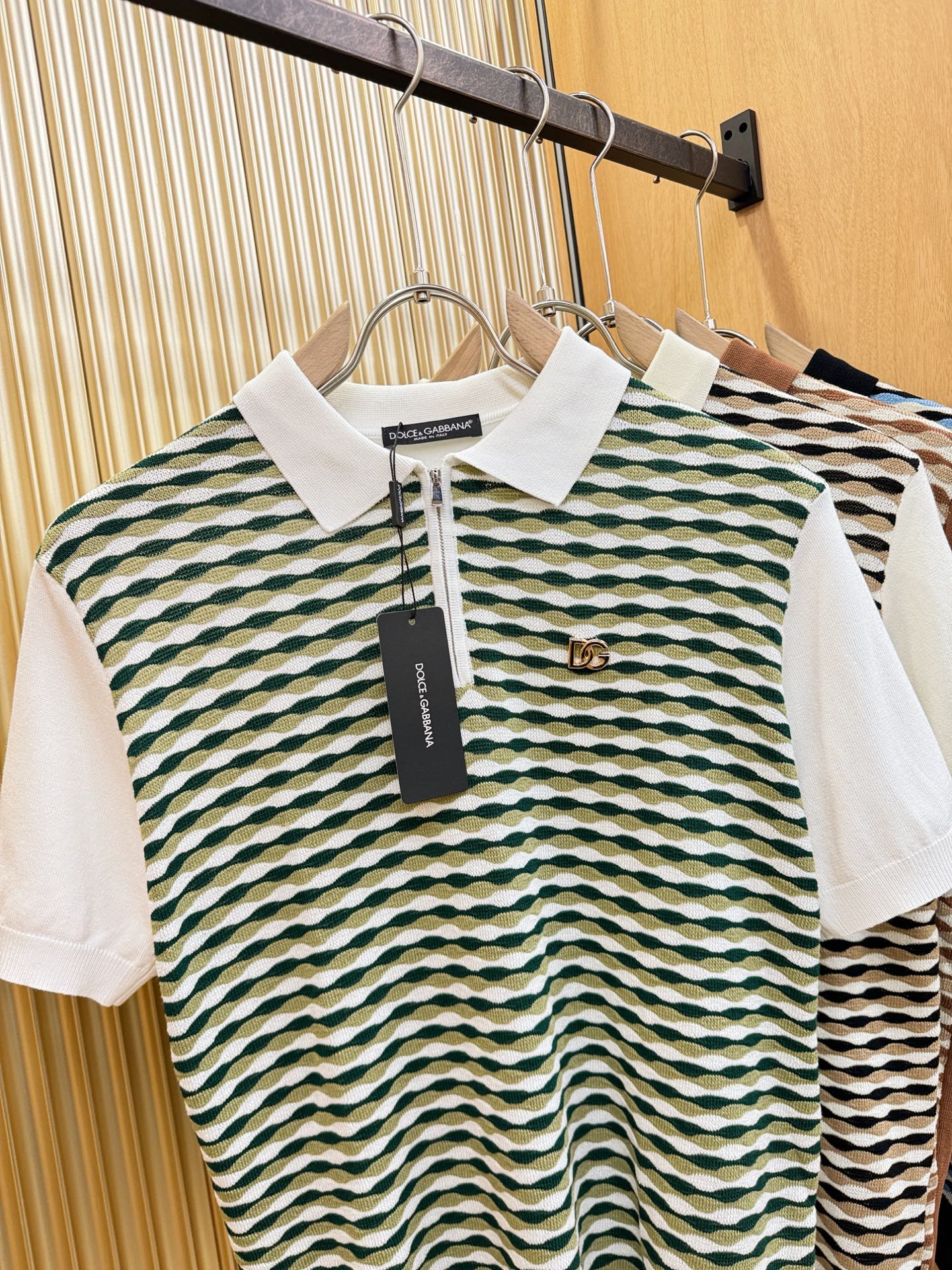 DG杜嘉班纳2026春夏新品针织短袖，进口针织面料，手感柔软。顶级进口私货，时尚设计潮流短袖针织衫，不失