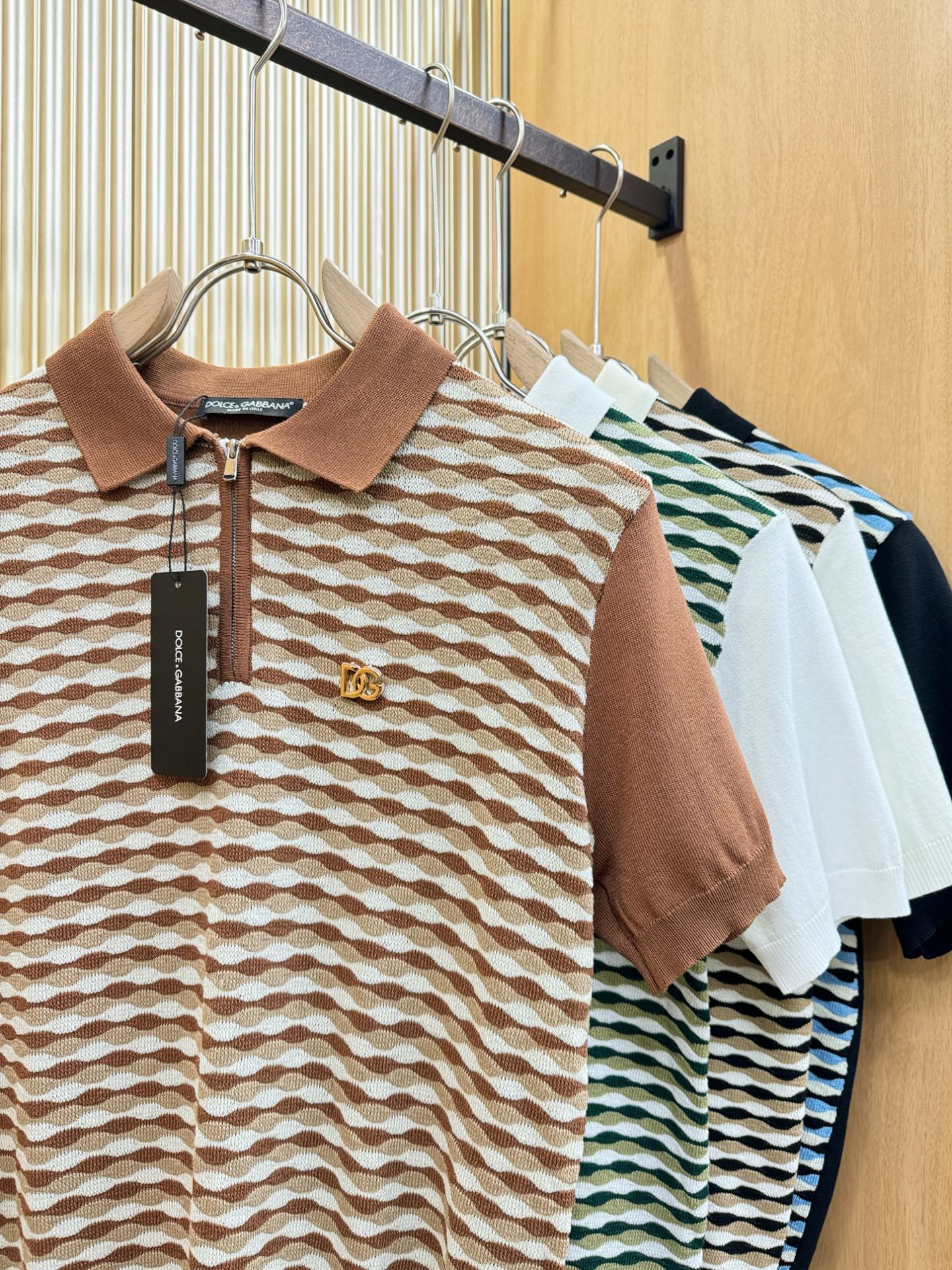 DG杜嘉班纳2026春夏新品针织短袖，进口针织面料，手感柔软。顶级进口私货，时尚设计潮流短袖针织衫，不失