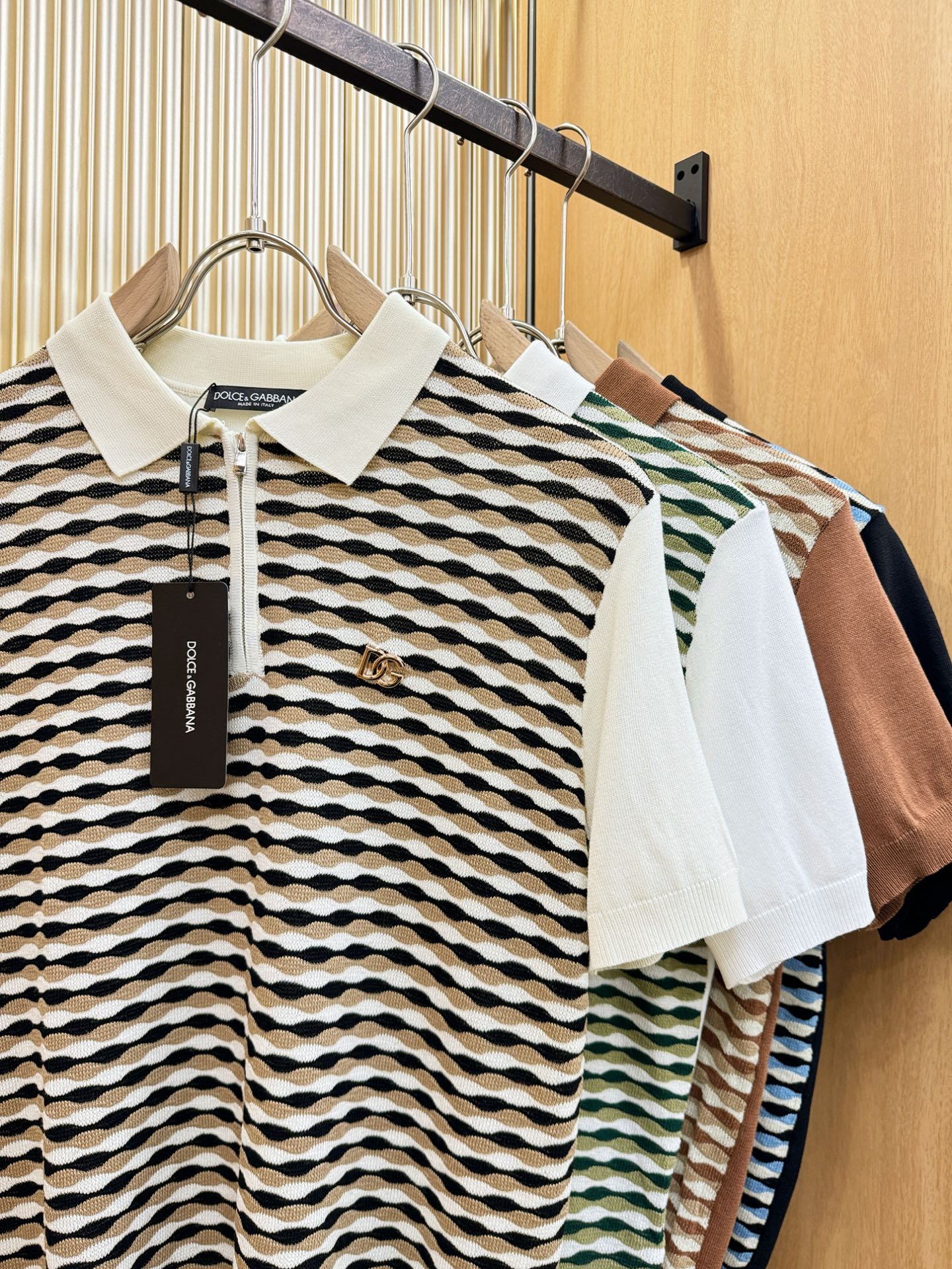 DG杜嘉班纳2026春夏新品针织短袖，进口针织面料，手感柔软。顶级进口私货，时尚设计潮流短袖针织衫，不失