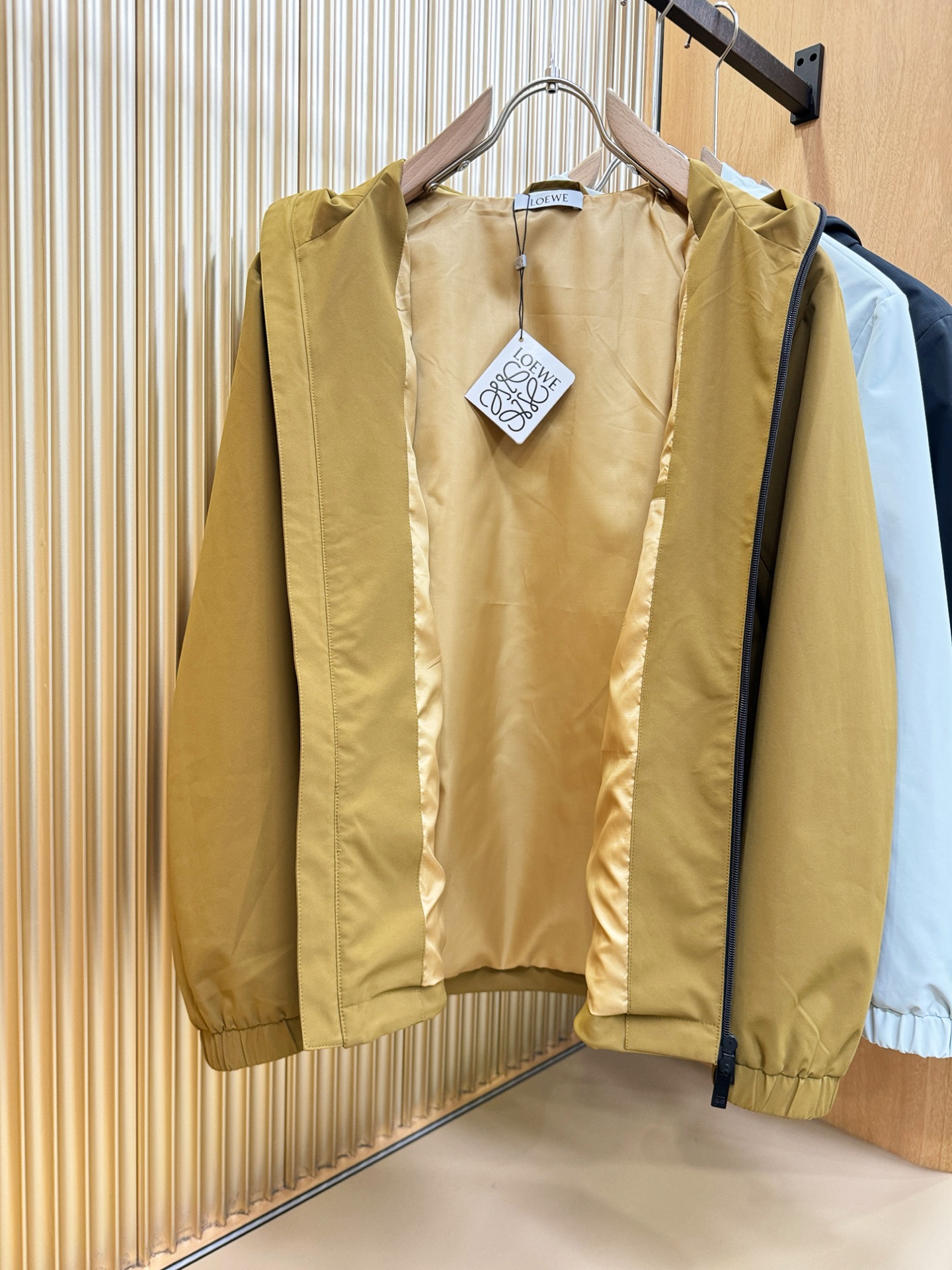 LOEWE罗意威 2026春季新款夹克外套，原单狠货 意大利进口面料时尚夹克外套。欧洲专柜同步，上身更随
