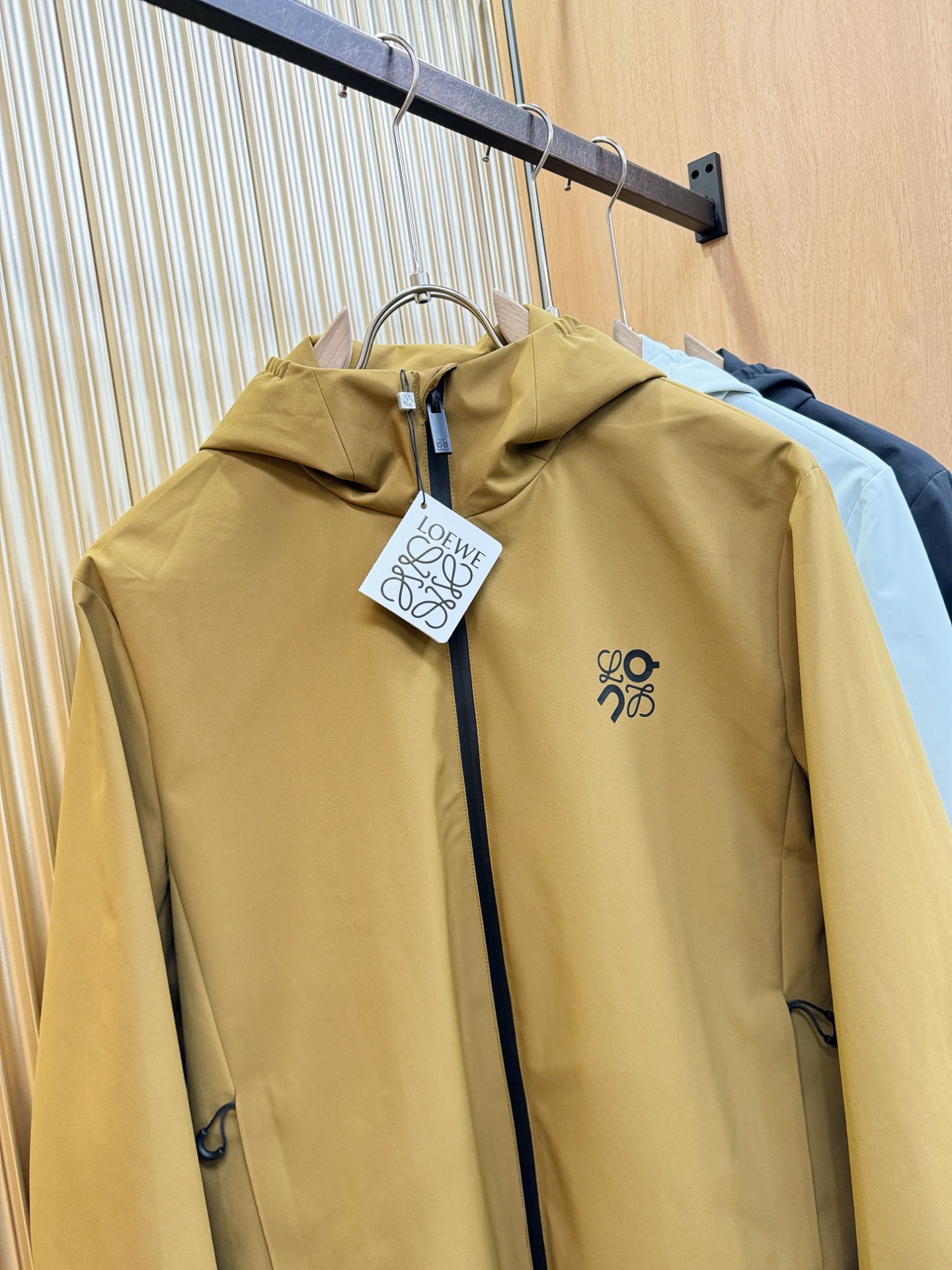 LOEWE罗意威 2026春季新款夹克外套，原单狠货 意大利进口面料时尚夹克外套。欧洲专柜同步，上身更随