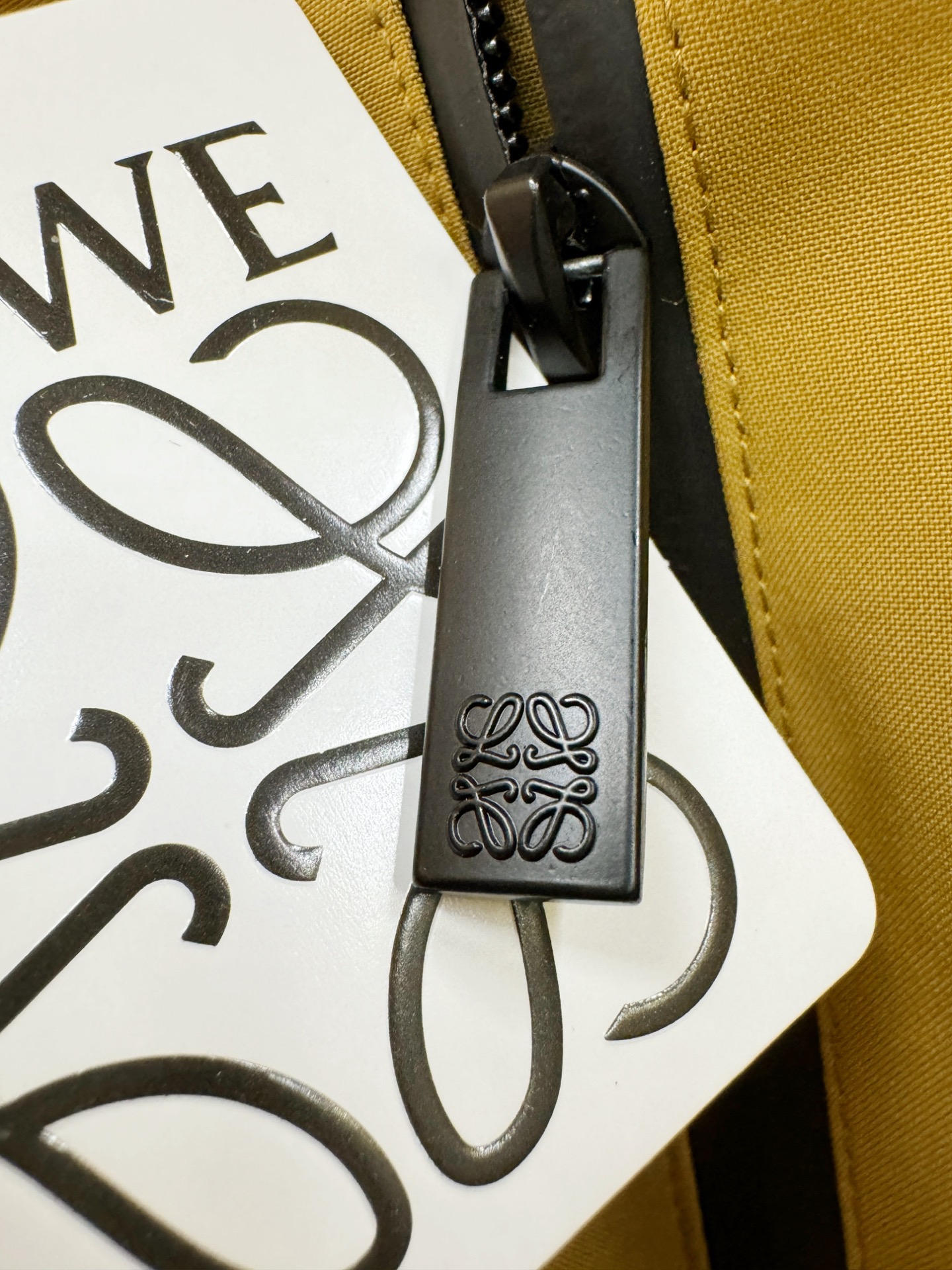 LOEWE罗意威 2026春季新款夹克外套，原单狠货 意大利进口面料时尚夹克外套。欧洲专柜同步，上身更随