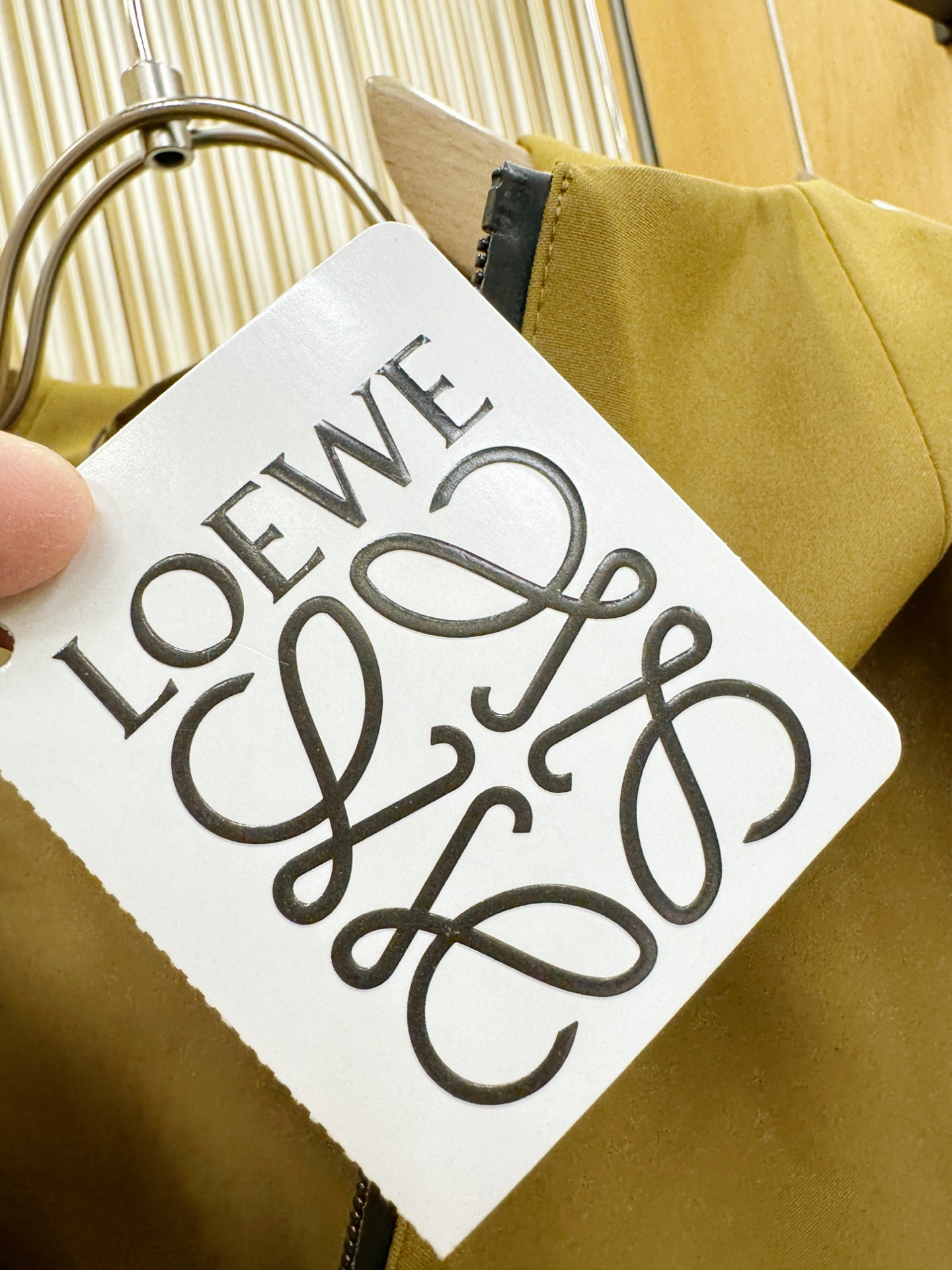 LOEWE罗意威 2026春季新款夹克外套，原单狠货 意大利进口面料时尚夹克外套。欧洲专柜同步，上身更随