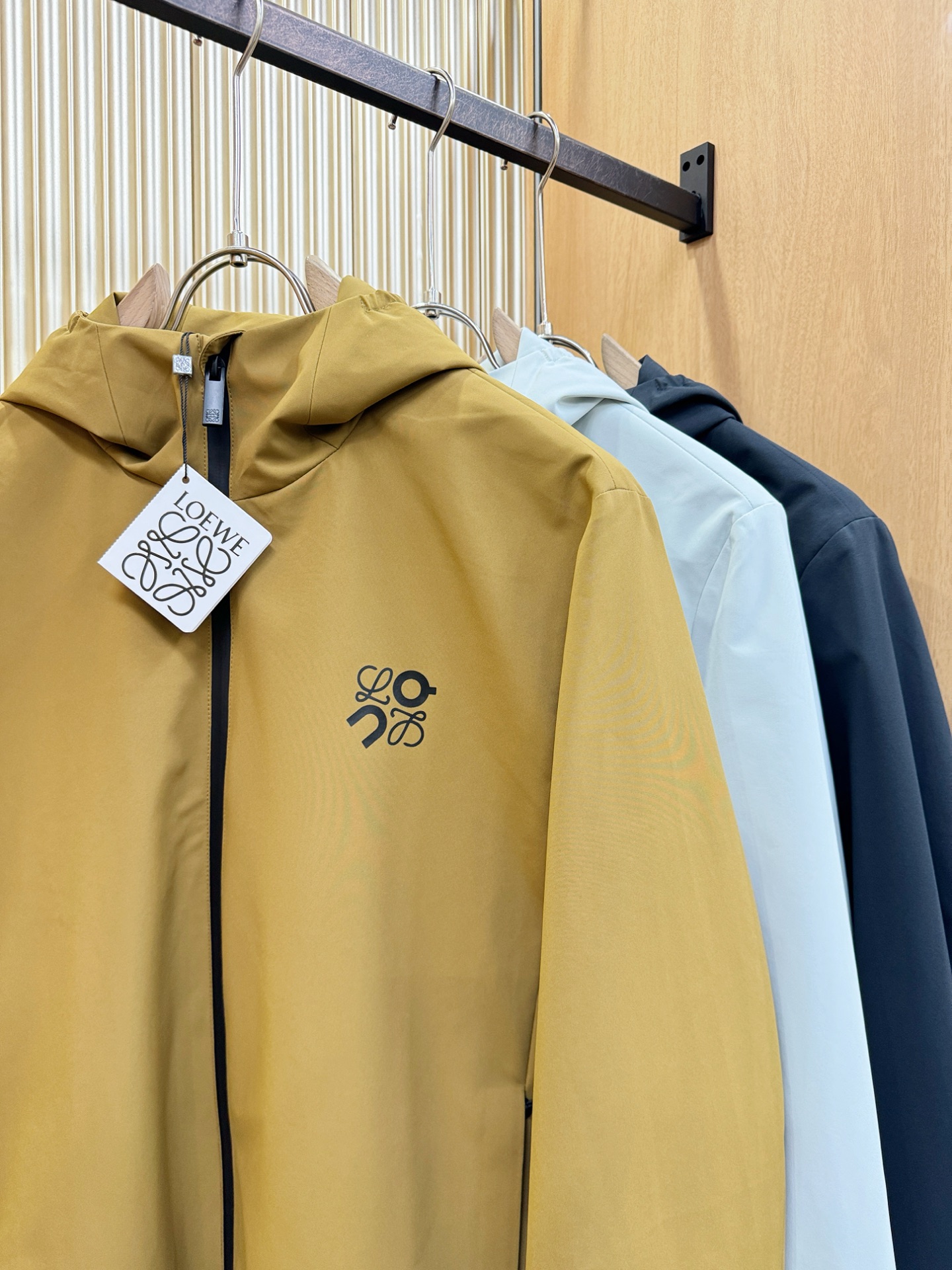 LOEWE罗意威 2026春季新款夹克外套，原单狠货 意大利进口面料时尚夹克外套。欧洲专柜同步，上身更随