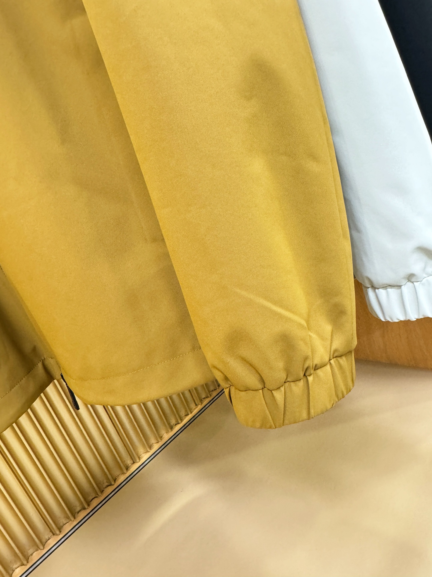 LOEWE罗意威 2026春季新款夹克外套，原单狠货 意大利进口面料时尚夹克外套。欧洲专柜同步，上身更随