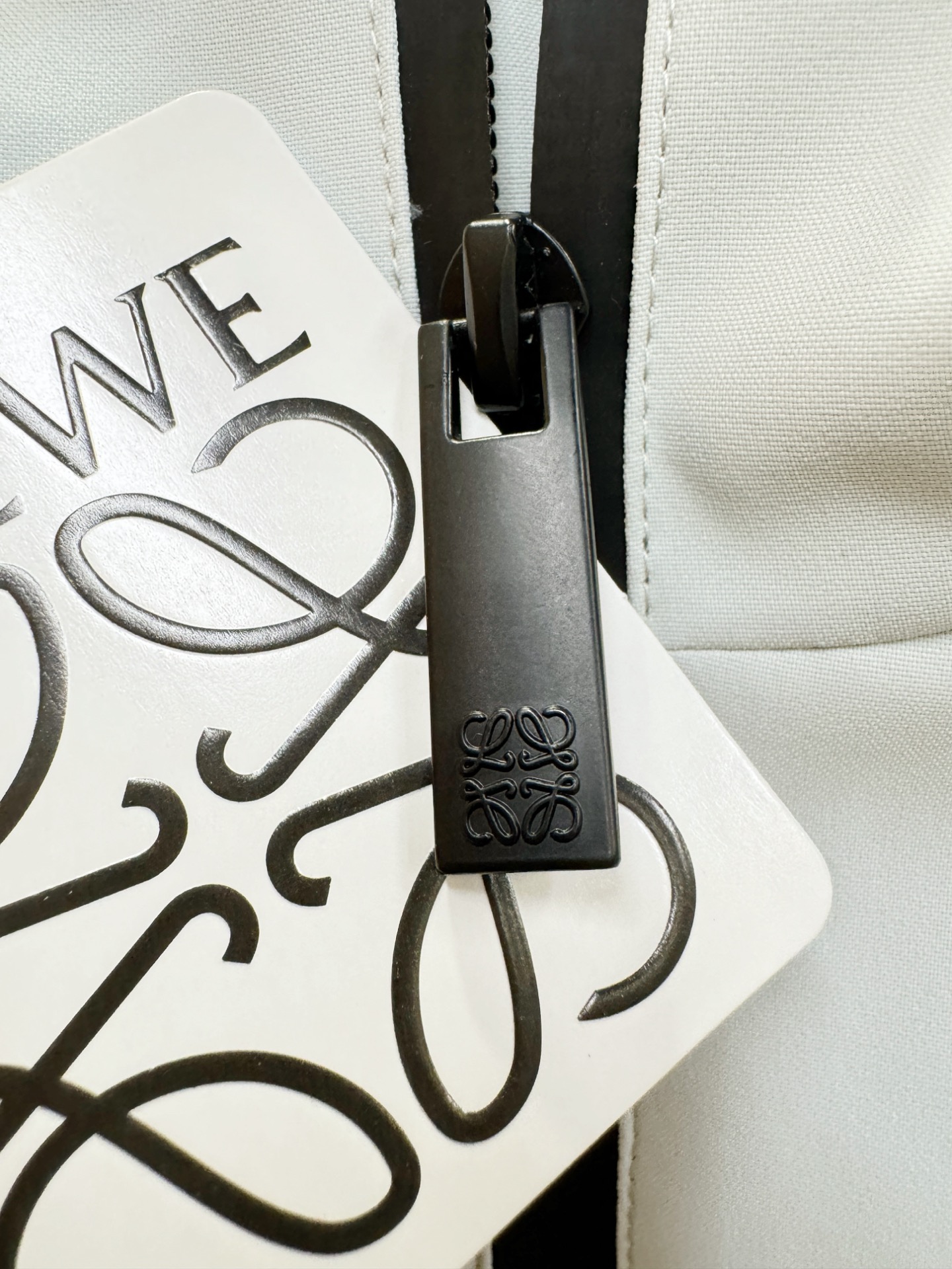 LOEWE罗意威 2026春季新款夹克外套，原单狠货 意大利进口面料时尚夹克外套。欧洲专柜同步，上身更随