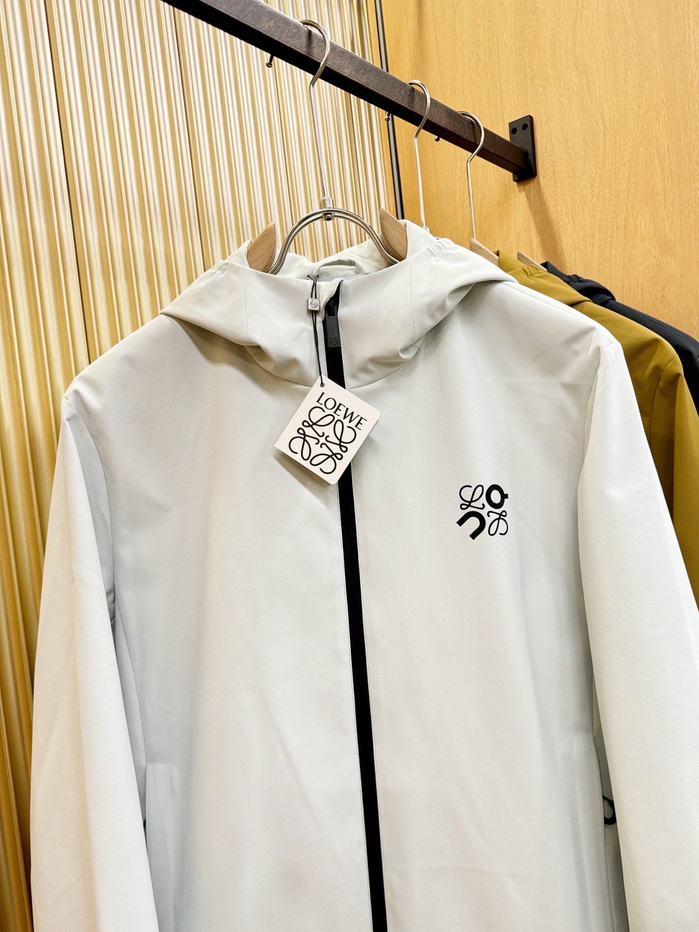 LOEWE罗意威 2026春季新款夹克外套，原单狠货 意大利进口面料时尚夹克外套。欧洲专柜同步，上身更随