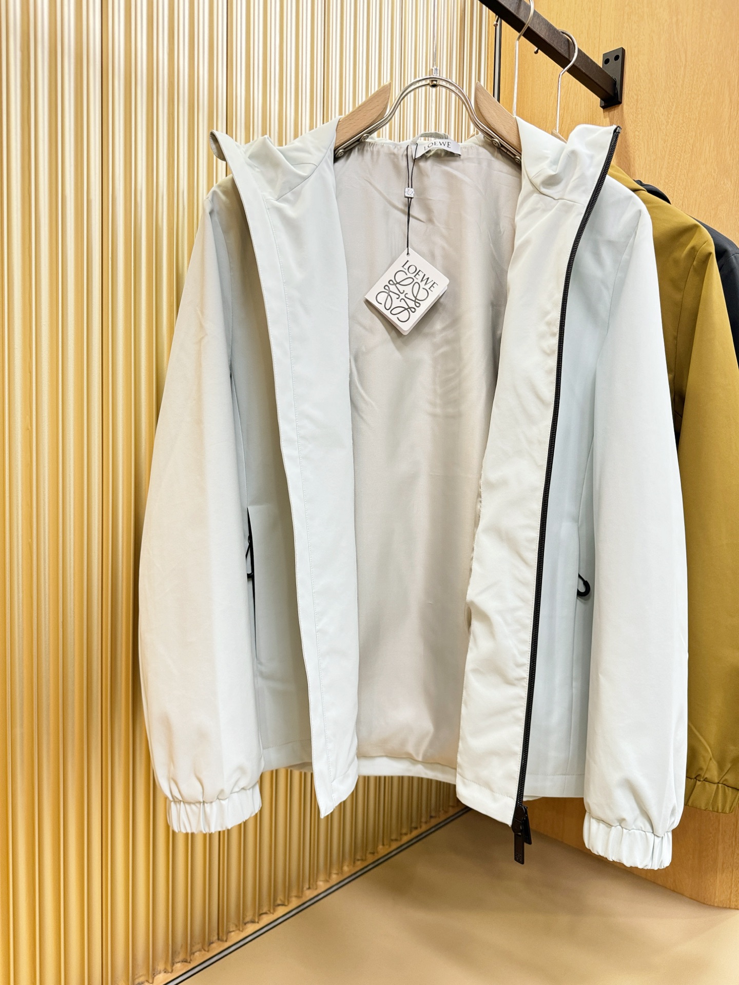 LOEWE罗意威 2026春季新款夹克外套，原单狠货 意大利进口面料时尚夹克外套。欧洲专柜同步，上身更随