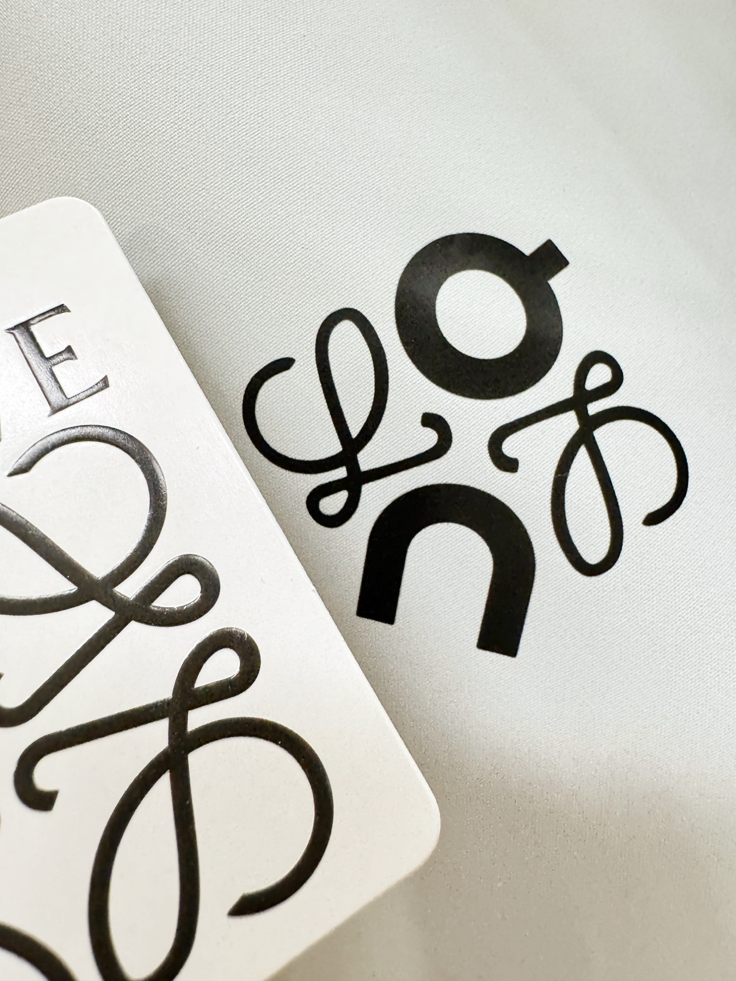 LOEWE罗意威 2026春季新款夹克外套，原单狠货 意大利进口面料时尚夹克外套。欧洲专柜同步，上身更随