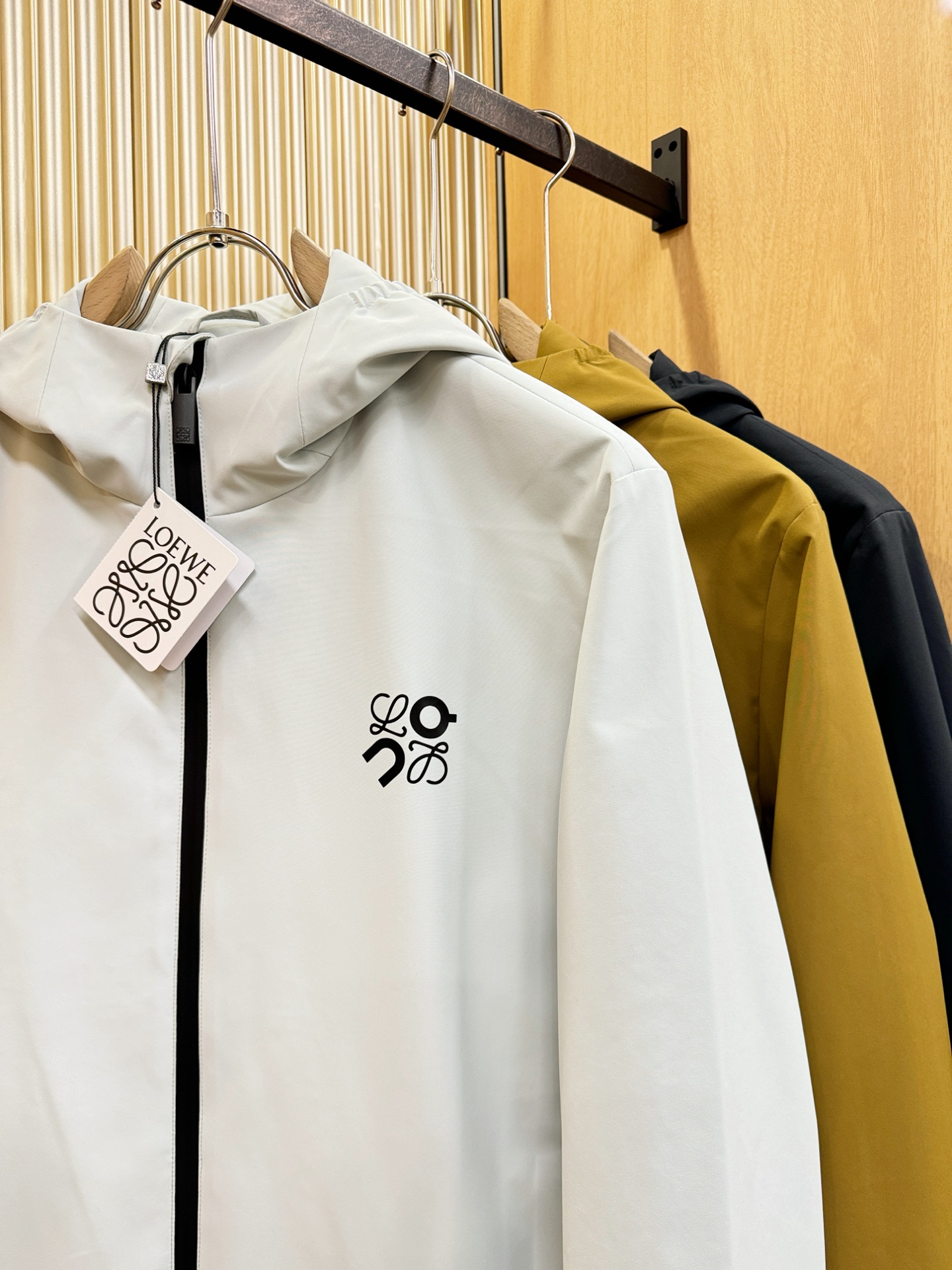 LOEWE罗意威 2026春季新款夹克外套，原单狠货 意大利进口面料时尚夹克外套。欧洲专柜同步，上身更随