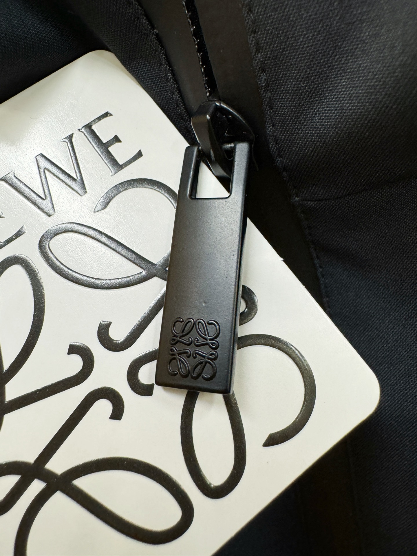 LOEWE罗意威 2026春季新款夹克外套，原单狠货 意大利进口面料时尚夹克外套。欧洲专柜同步，上身更随