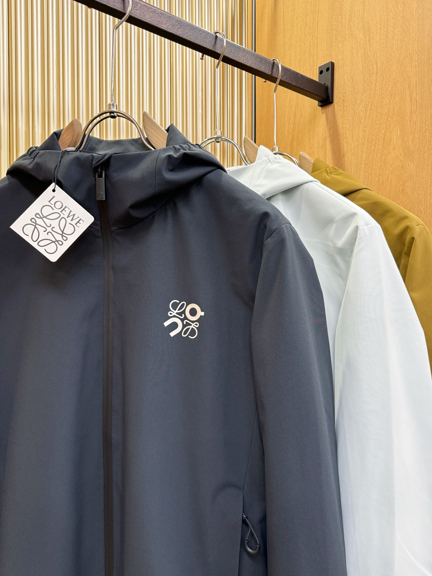 LOEWE罗意威 2026春季新款夹克外套，原单狠货 意大利进口面料时尚夹克外套。欧洲专柜同步，上身更随