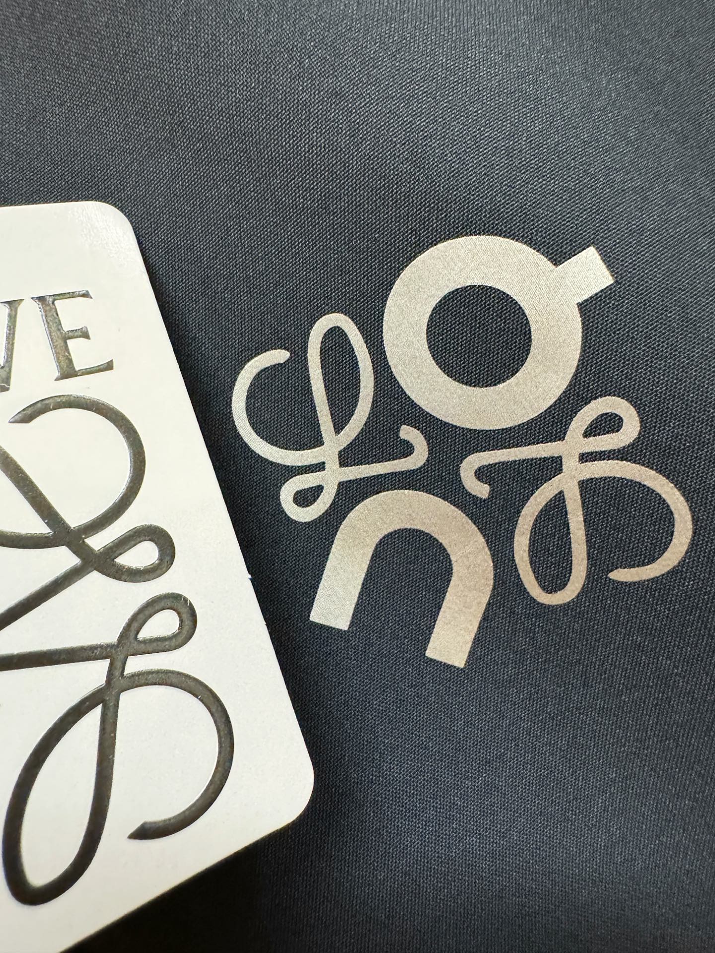 LOEWE罗意威 2026春季新款夹克外套，原单狠货 意大利进口面料时尚夹克外套。欧洲专柜同步，上身更随