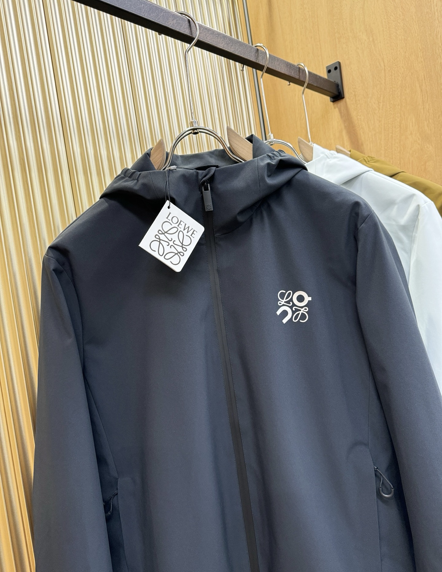 LOEWE罗意威 2026春季新款夹克外套，原单狠货 意大利进口面料时尚夹克外套。欧洲专柜同步，上身更随