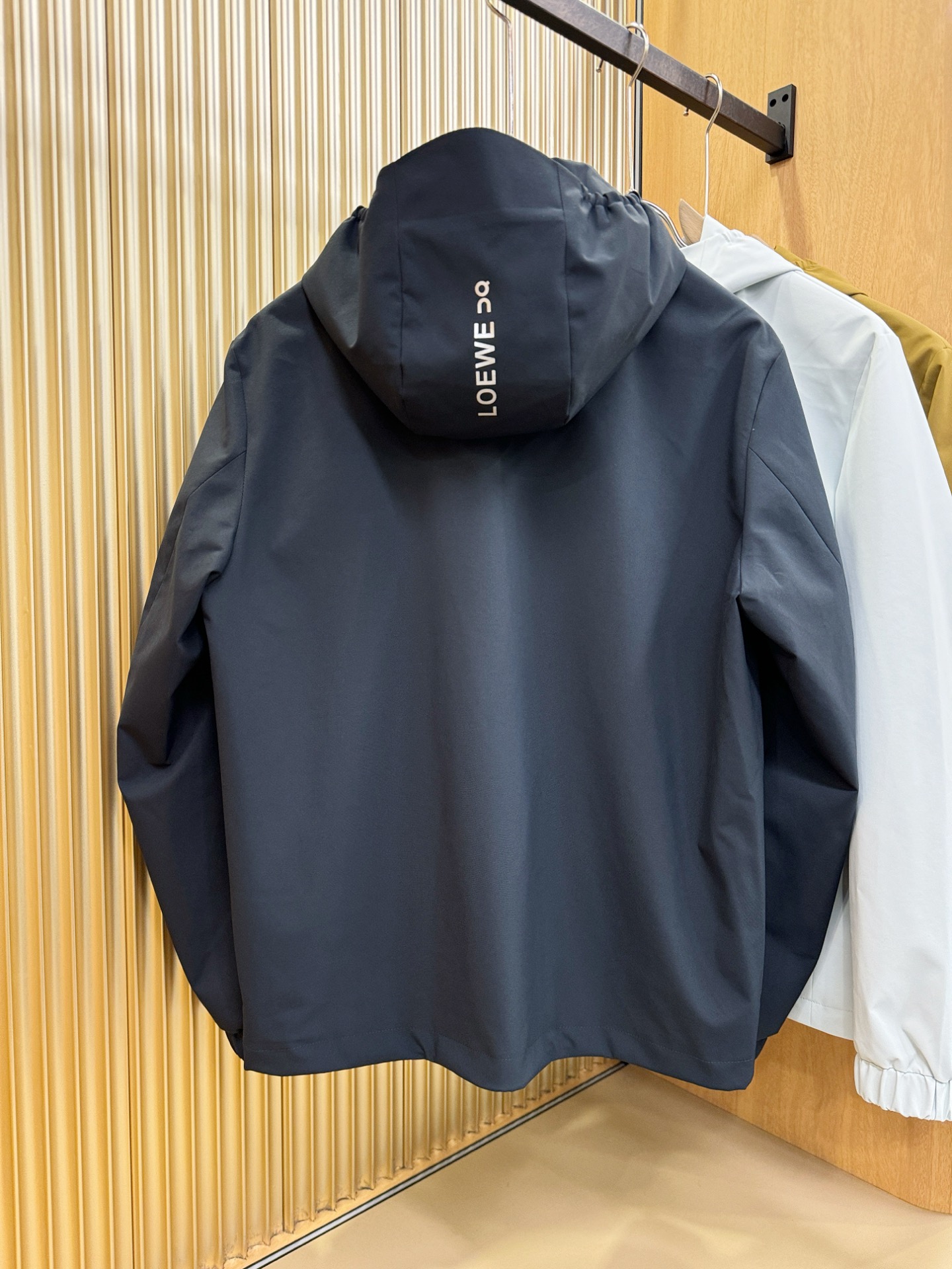 LOEWE罗意威 2026春季新款夹克外套，原单狠货 意大利进口面料时尚夹克外套。欧洲专柜同步，上身更随