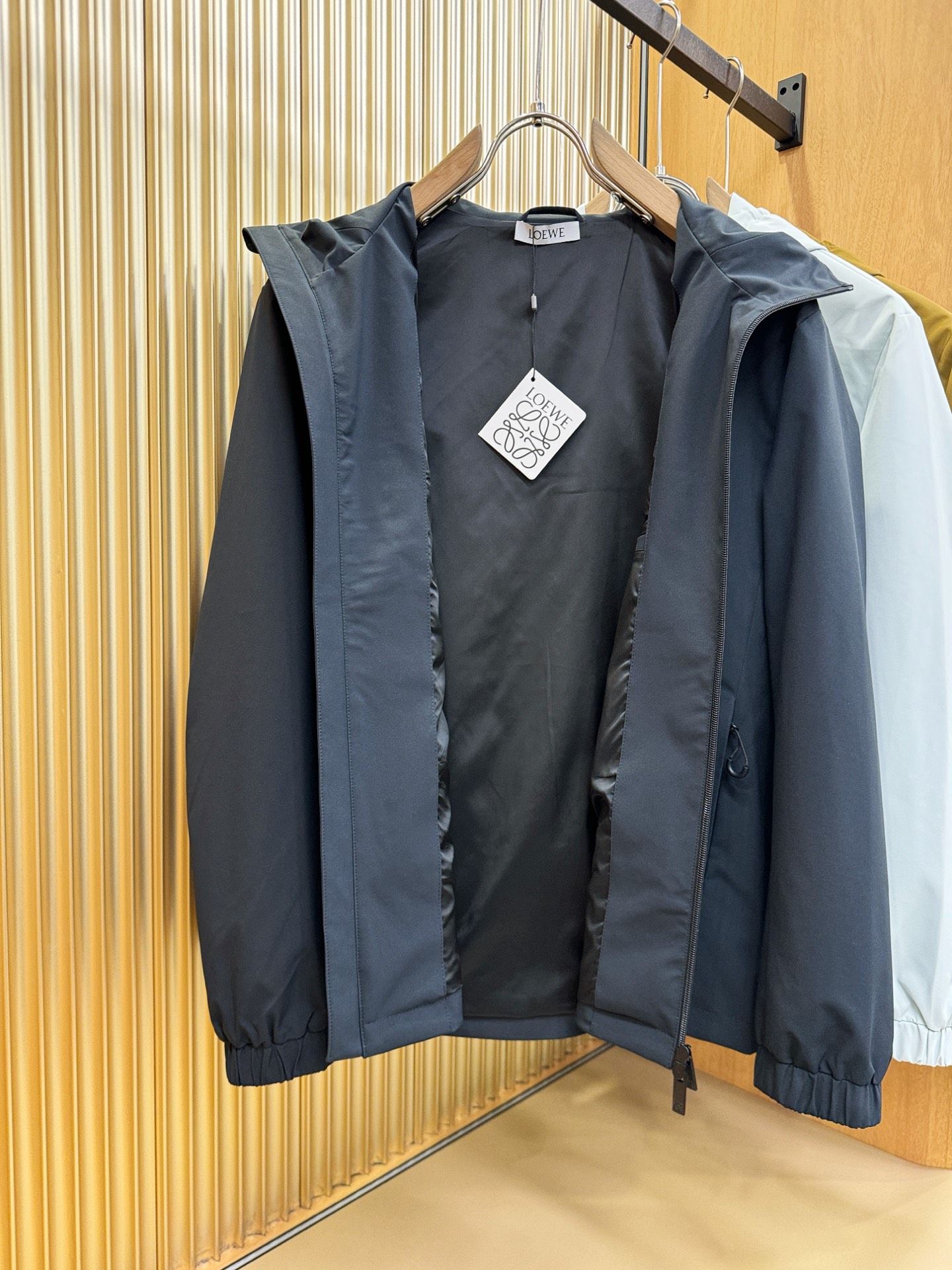 LOEWE罗意威 2026春季新款夹克外套，原单狠货 意大利进口面料时尚夹克外套。欧洲专柜同步，上身更随
