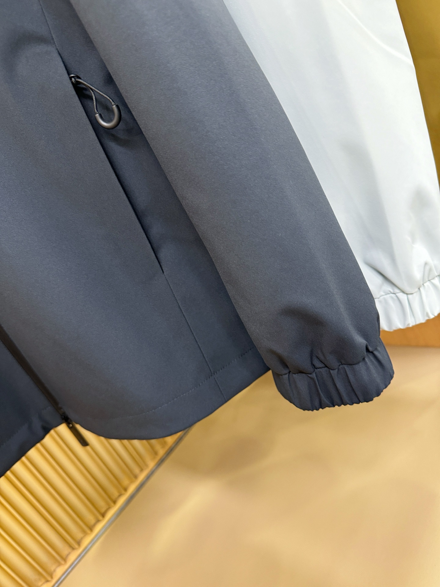 LOEWE罗意威 2026春季新款夹克外套，原单狠货 意大利进口面料时尚夹克外套。欧洲专柜同步，上身更随