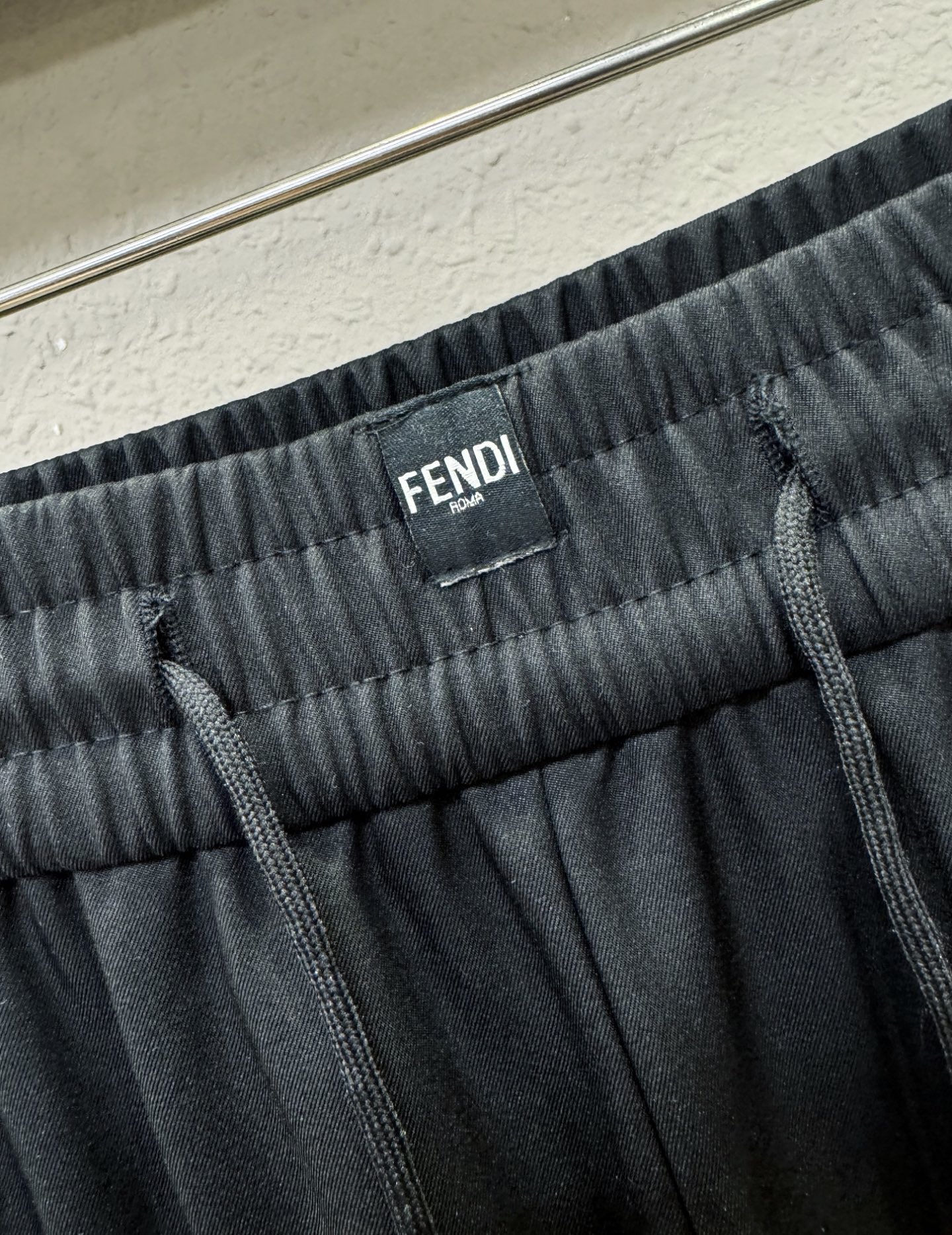 FENDI芬迪 秋冬新款防寒机能羽绒裤，经典羽绒长裤，防风防雨雪，内里大朵绒填充，舒适保暖。运动时尚的同