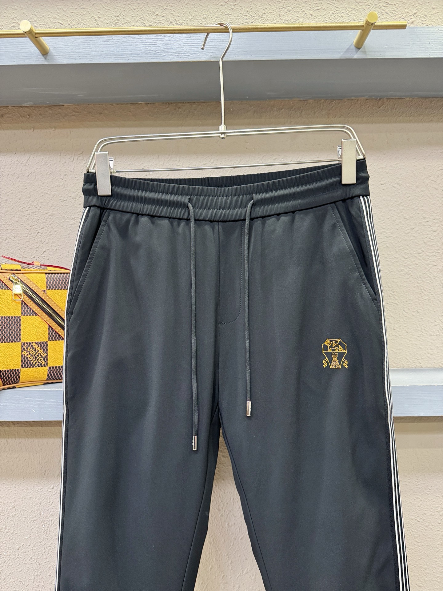 BC布鲁提 秋冬新款防寒机能羽绒裤，经典羽绒长裤，防风防雨雪，内里大朵绒填充，舒适保暖。运动时尚的同时无