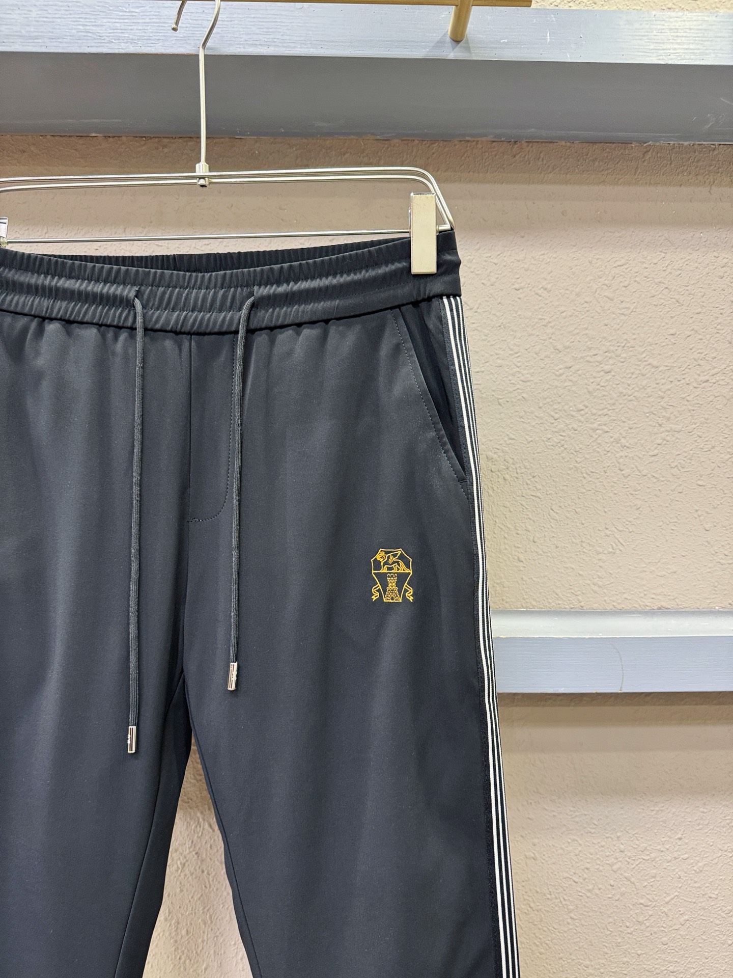 BC布鲁提 秋冬新款防寒机能羽绒裤，经典羽绒长裤，防风防雨雪，内里大朵绒填充，舒适保暖。运动时尚的同时无