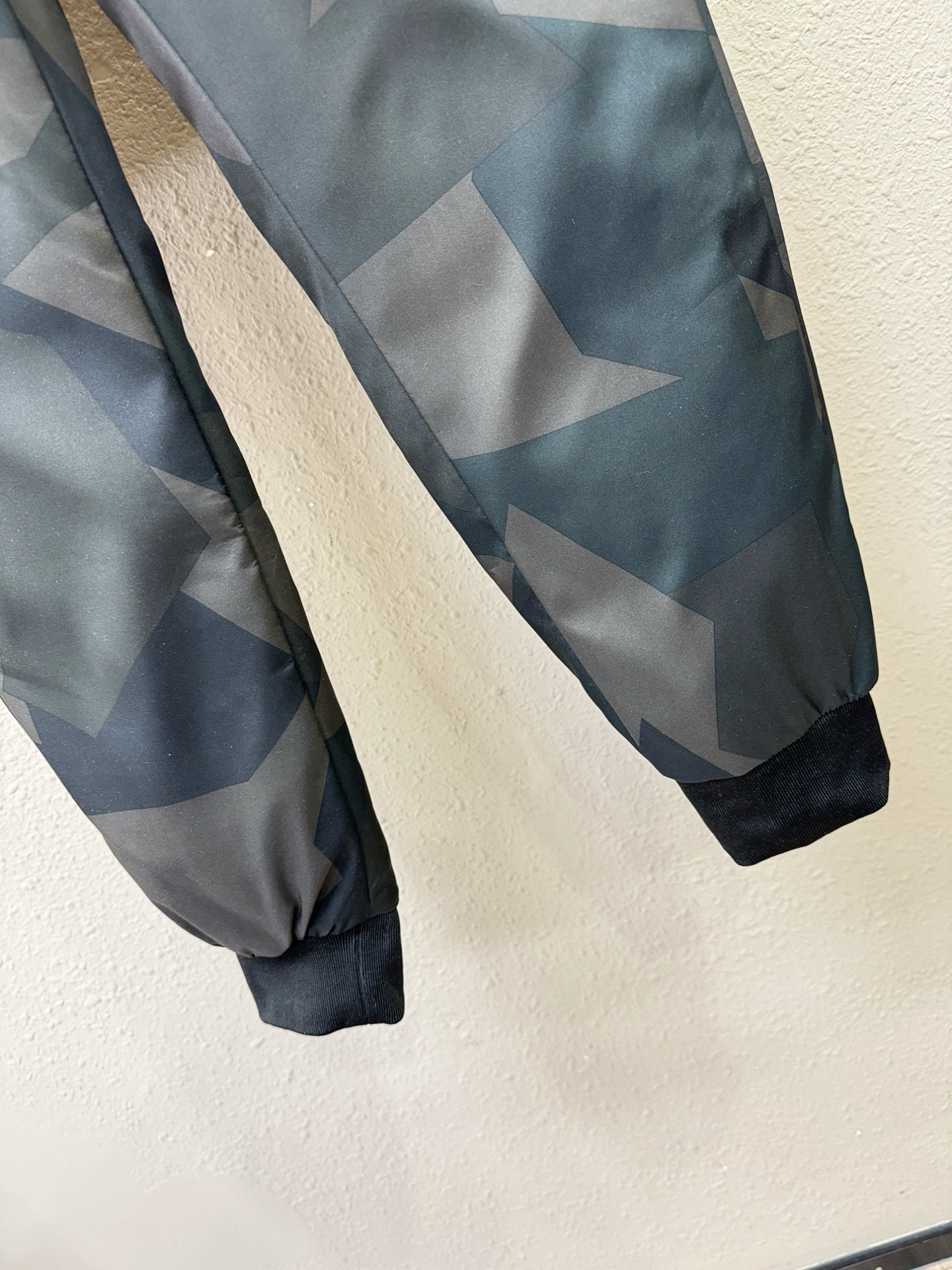 Moncler蒙口 秋冬新款防寒机能羽绒裤，经典羽绒长裤，防风防雨雪，内里大朵绒填充，舒适保暖。运动时尚