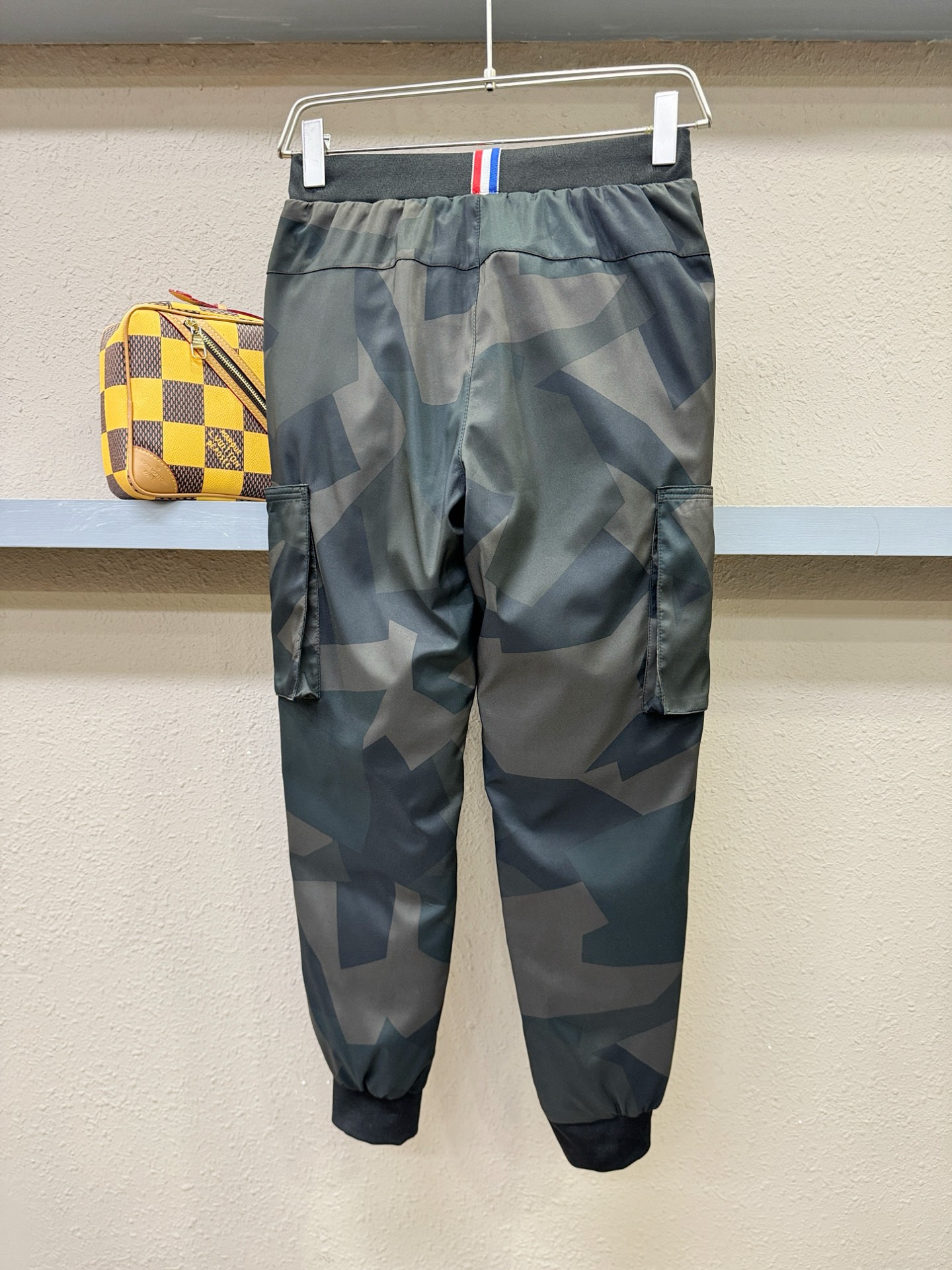 Moncler蒙口 秋冬新款防寒机能羽绒裤，经典羽绒长裤，防风防雨雪，内里大朵绒填充，舒适保暖。运动时尚