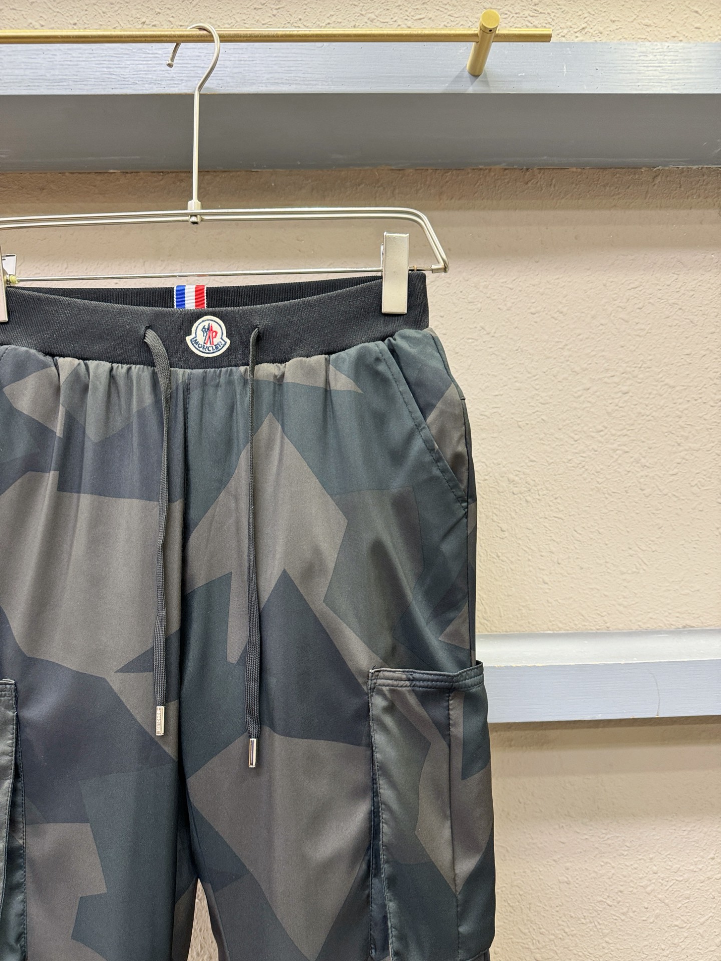 Moncler蒙口 秋冬新款防寒机能羽绒裤，经典羽绒长裤，防风防雨雪，内里大朵绒填充，舒适保暖。运动时尚